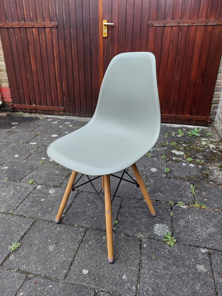 6x Design stoel, lichtgrijsgroen met houten poten, Gebruikt, Overige kleuren, Eames stijl, Eén