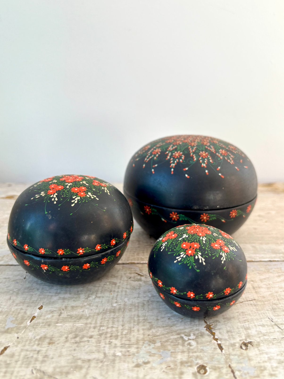 Vintage zwarte handbeschilderde ronde doos met 2 doosjes, Ophalen of Verzenden