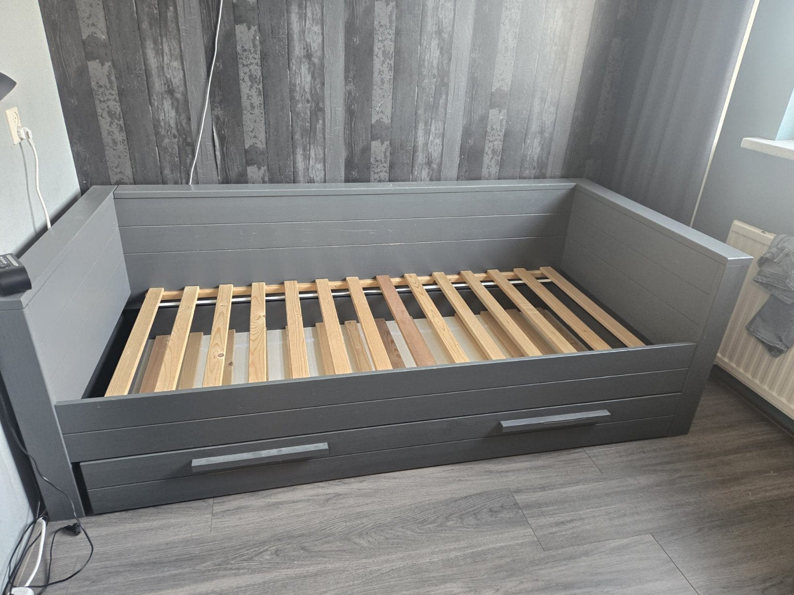 Grijs bed met uitschuifbaar logeerbed en opberglades, Ophalen, Gebruikt, 90 cm, Eenpersoons