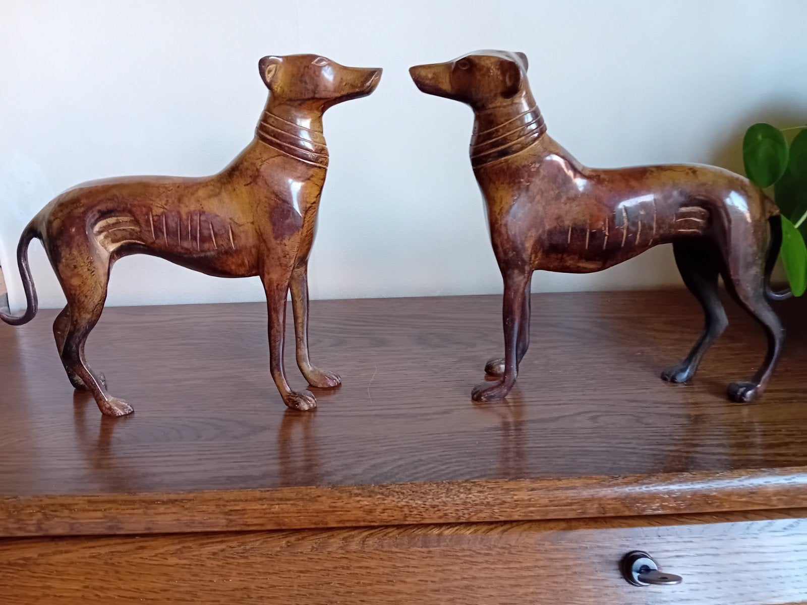 2 bronzen hazewind honden, Ophalen, Zo goed als nieuw, Hond of Kat, Beeldje of Figuurtje