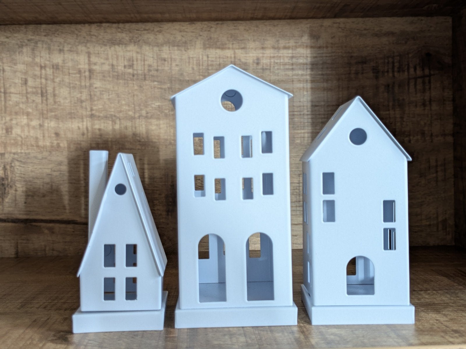 Set van 3 witte metalen huisjes - theelichthouders, Huis en Inrichting, Ophalen of Verzenden, Zo goed als nieuw, Wit, Metaal