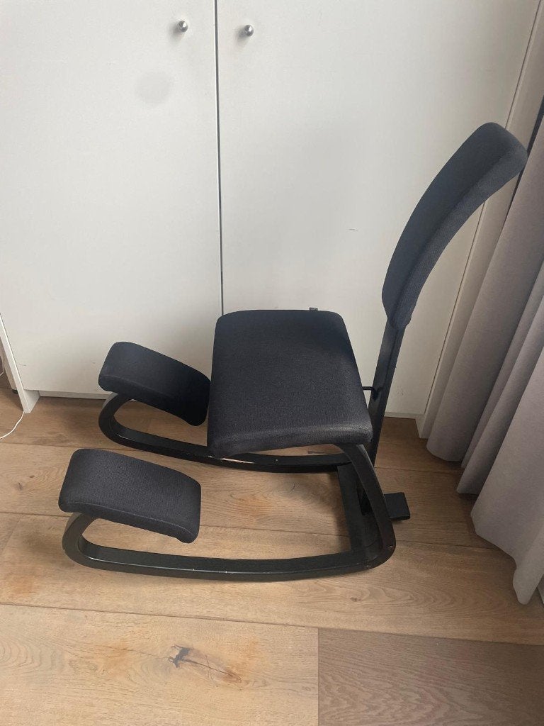 Varier Variable Plus kniestoel met rugleuning, zwart, Ophalen, Gebruikt, Zwart, Eén