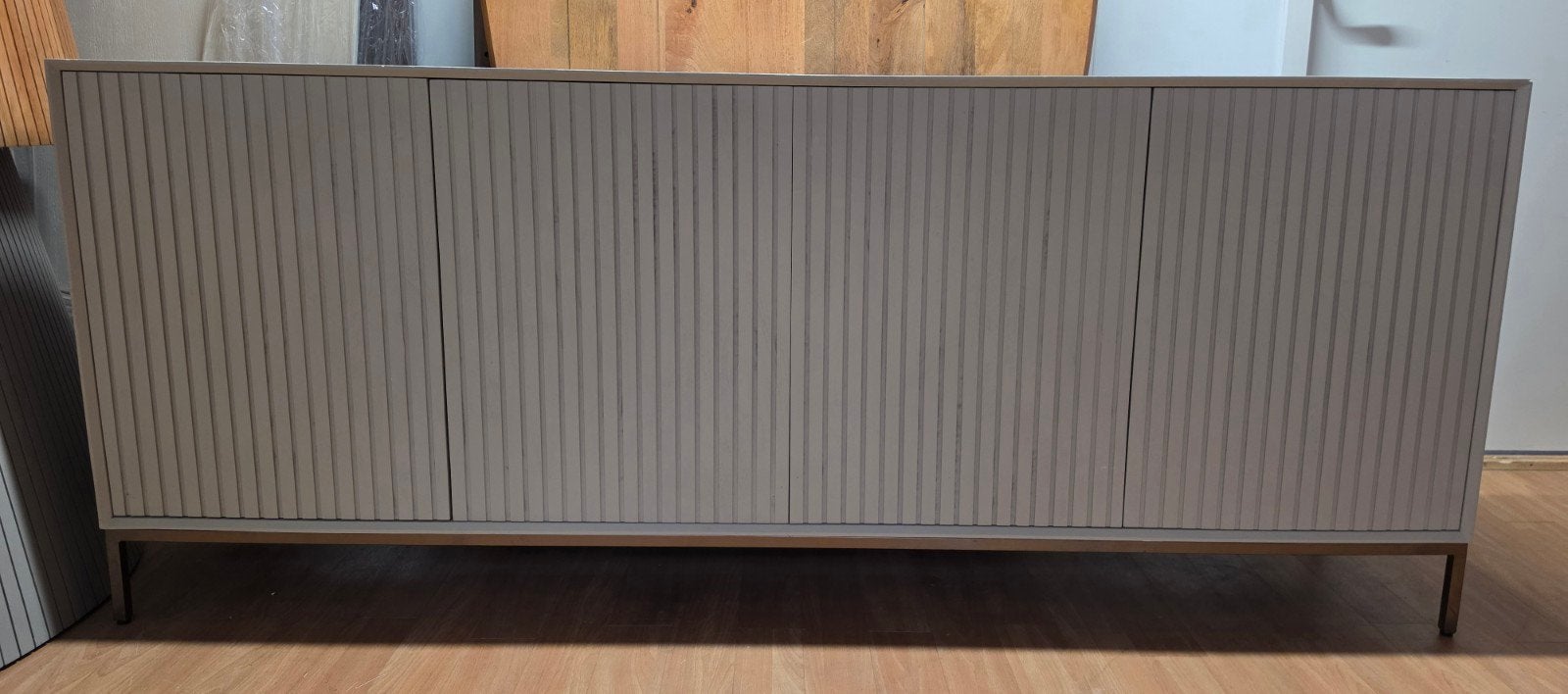 Dressoir Madison Sand 210 cm - Mangohout met bronzen poot, Info@meubeloutletmeppel.nl, Ophalen of Verzenden, Zo goed als nieuw