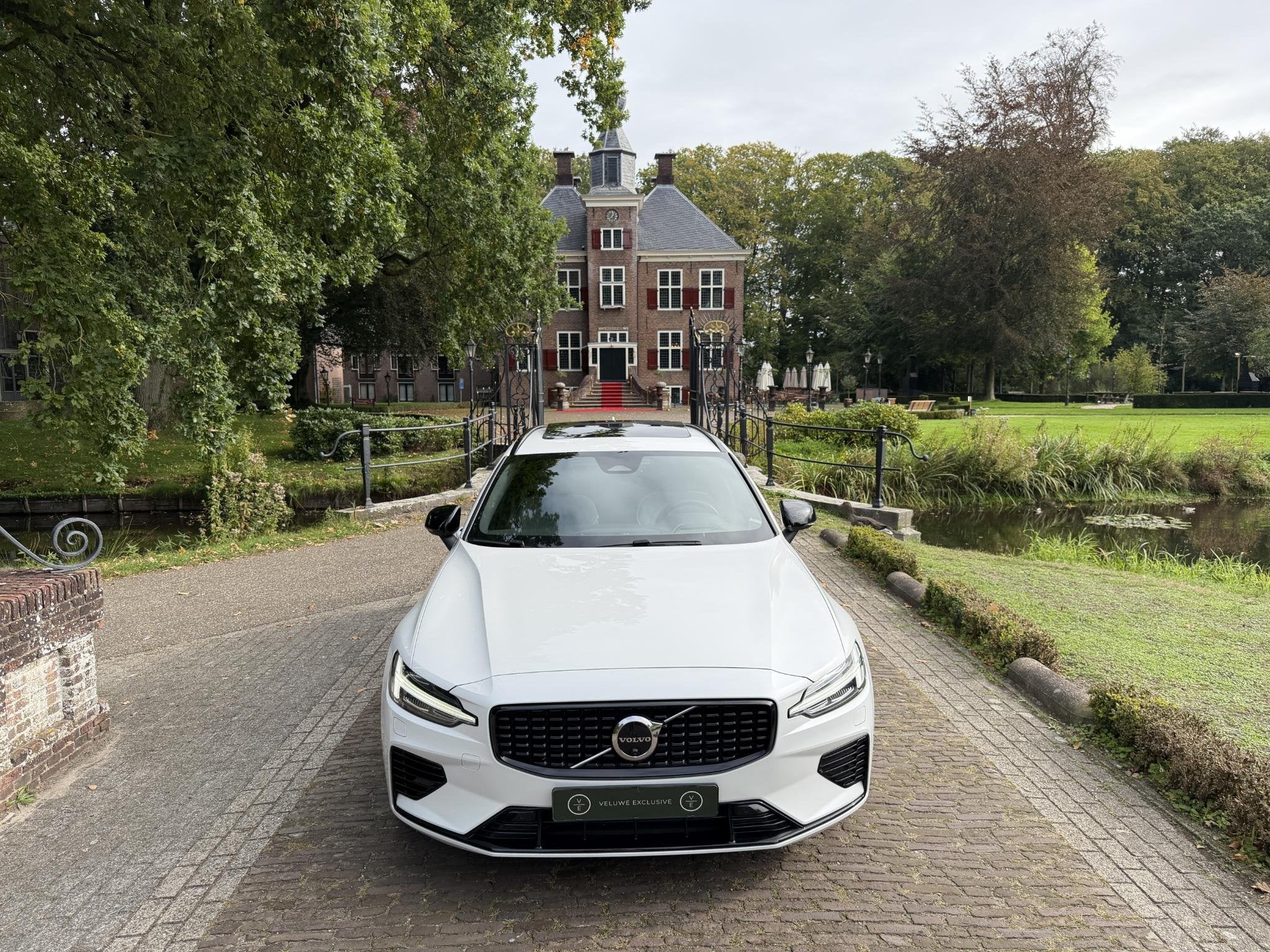 Volvo V60 2.0 T8 Plug-in hybrid AWD Ultimate Dark | HUD | Pa, Auto's, Automaat, Stof, Gebruikt, 4 cilinders