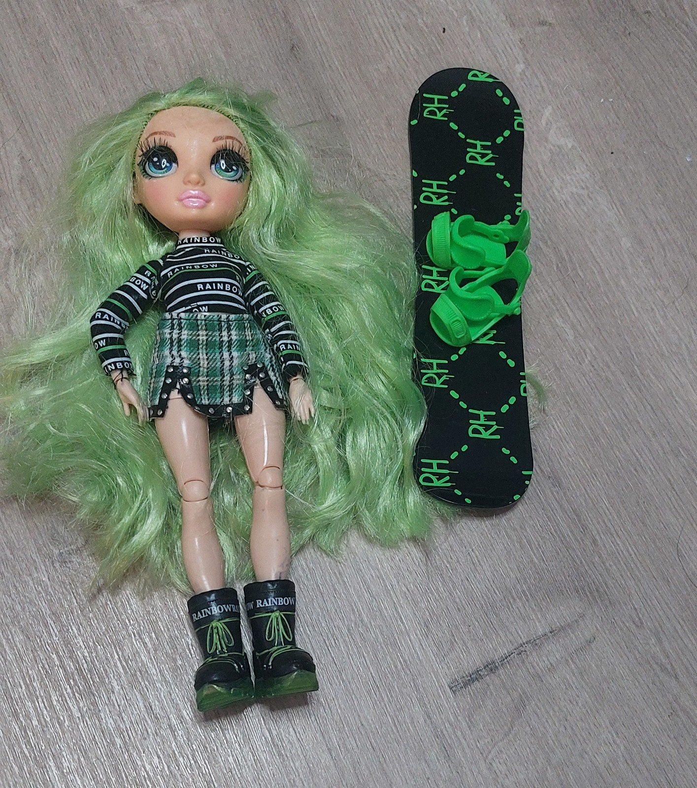 Rainbow High Pop met snowboard - Groen haar, Ophalen