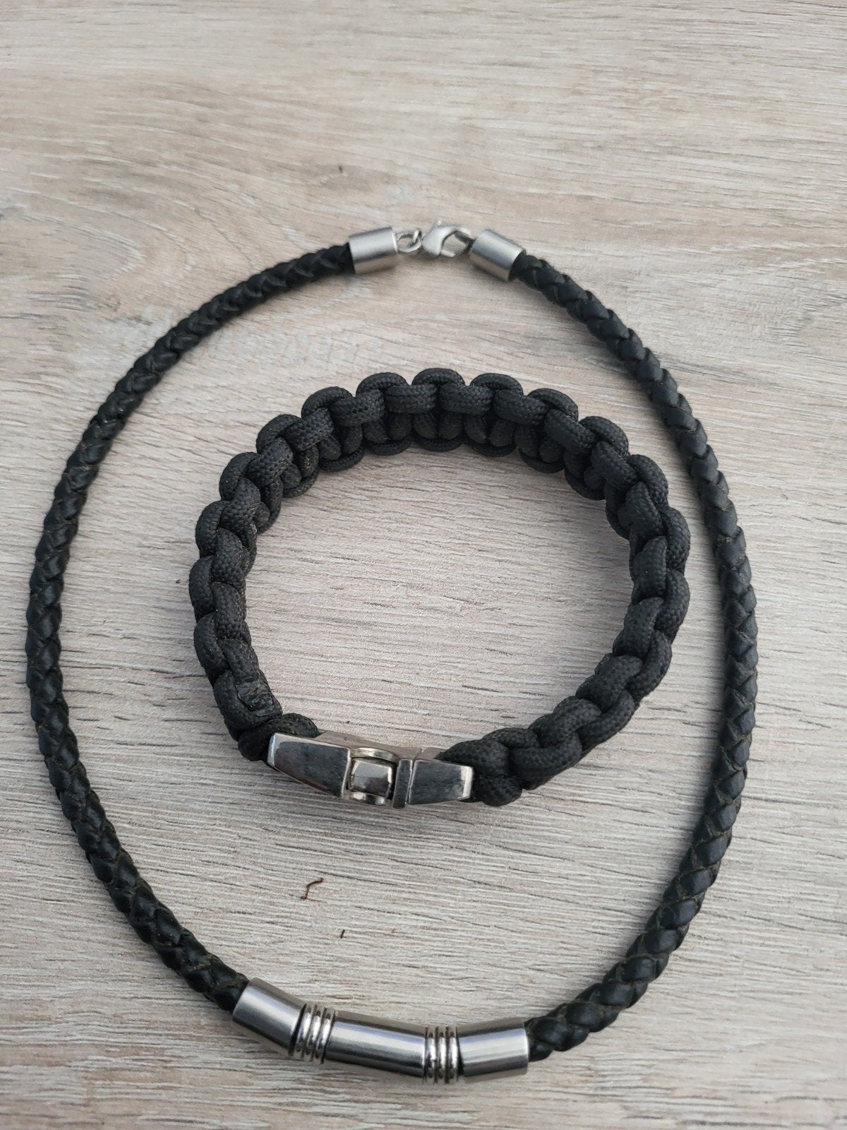 Zwarte Paracord Armband en Gevlochten Leren Ketting Set, Ophalen of Verzenden, Zo goed als nieuw, Zwart, Leer