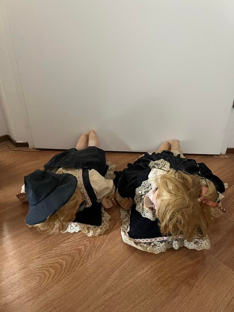 Set van 2 porseleinen poppen in traditionele kleding, Verzamelen, Poppen, Ophalen, Zo goed als nieuw, Pop