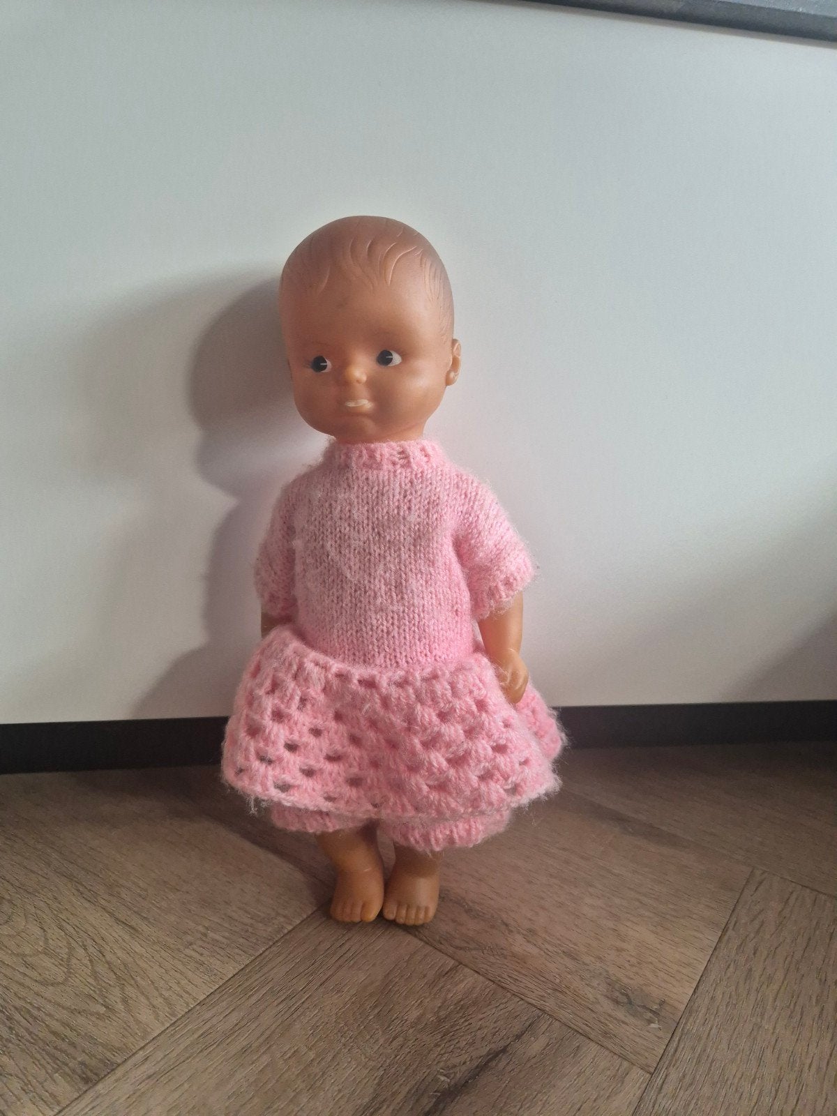 Vintage Babypop met handgebreide roze kleding, Ophalen of Verzenden, Gebruikt, Babypop