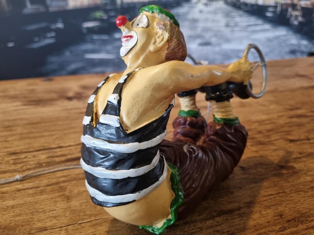Vintage Clown hangend aan de ringen - Decoratief en Uniek, Ophalen of Verzenden, Gebruikt