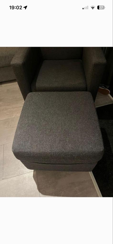 Comfortabele relaxstoel met hocker, Huis en Inrichting, Fauteuils, Ophalen, Gebruikt, Stof, 75 tot 100 cm
