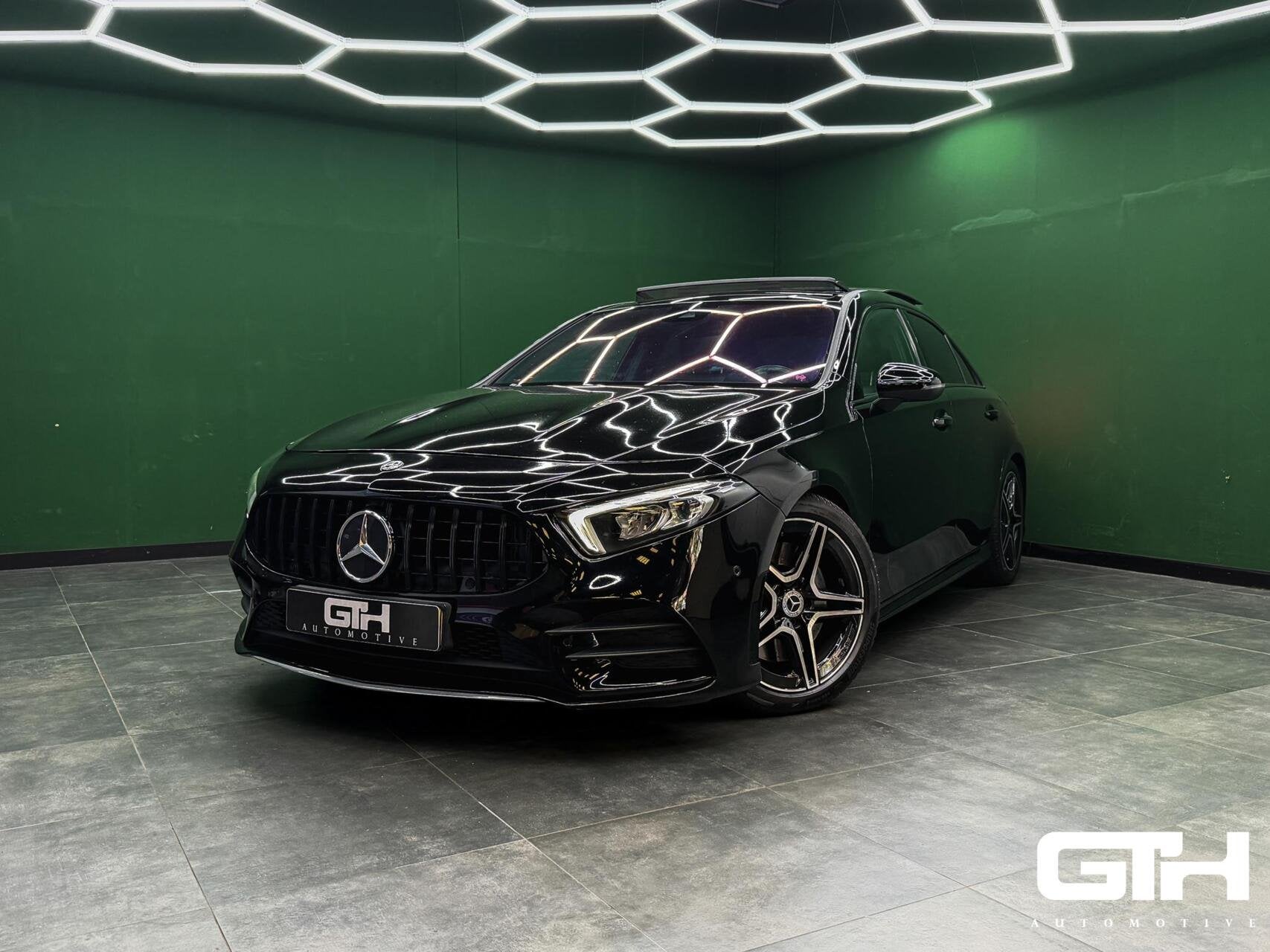 Mercedes A-klasse 250 Limousine AMG Carplay | Pano | Sfeer, 4 cilinders, Zwart, 1365 kg, Bedrijf