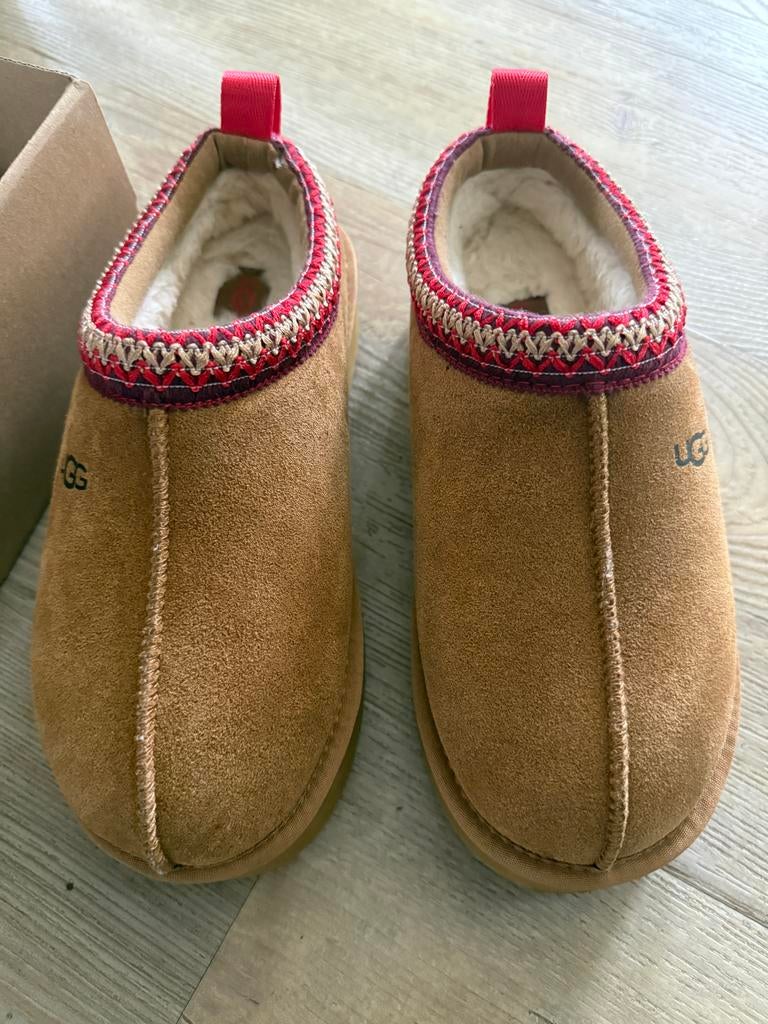 Nieuwe UGG Pantoffels maat 39, Kleding | Dames, Schoenen, Ophalen of Verzenden, Nieuw, Bruin, Pantoffels of Sloffen