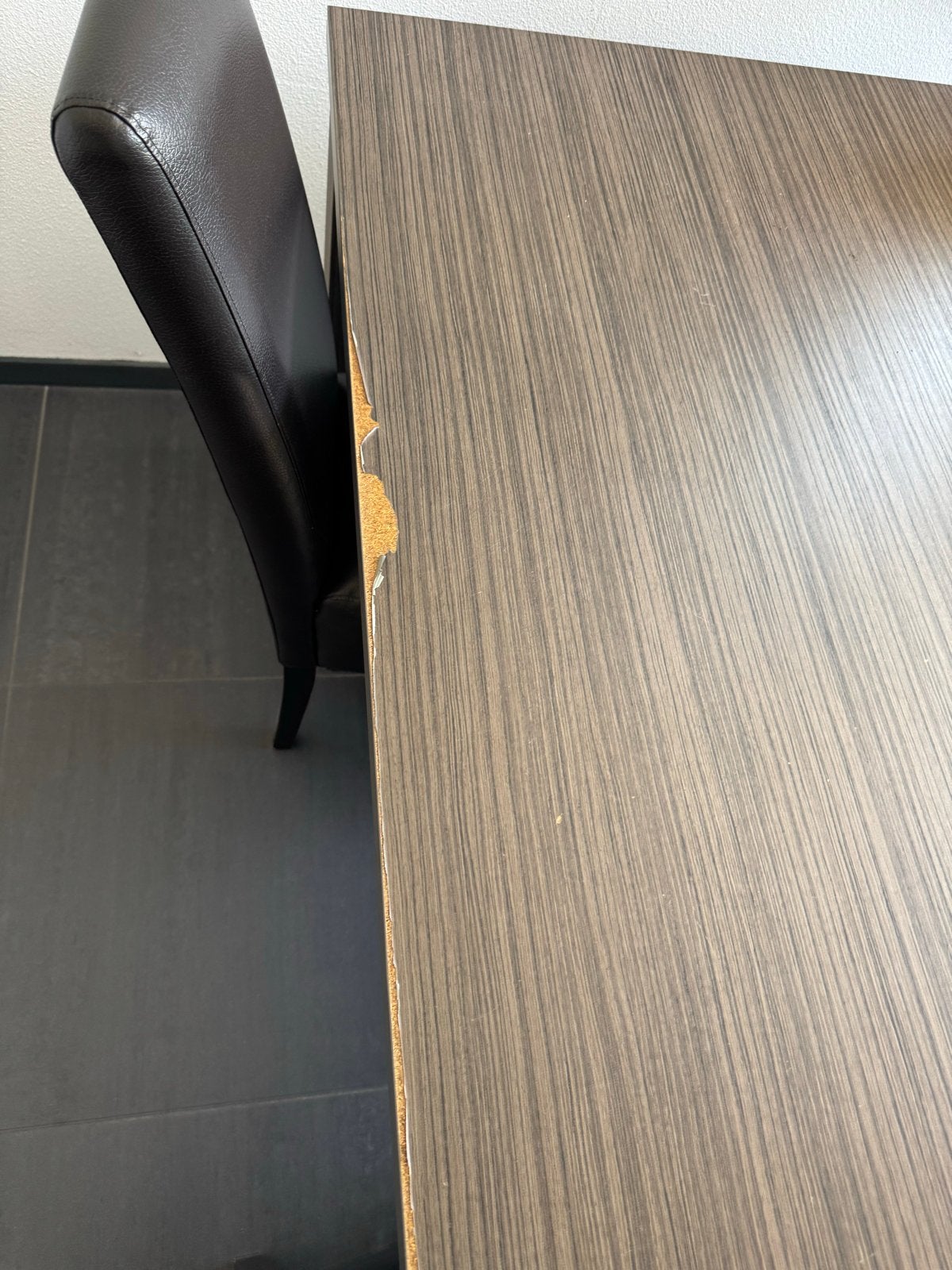 Gratis af te halen: Eettafel met 4 stoelen (beschadigd), Huis en Inrichting, Tafels | Eettafels, Ophalen, Gebruikt, 50 tot 100 cm