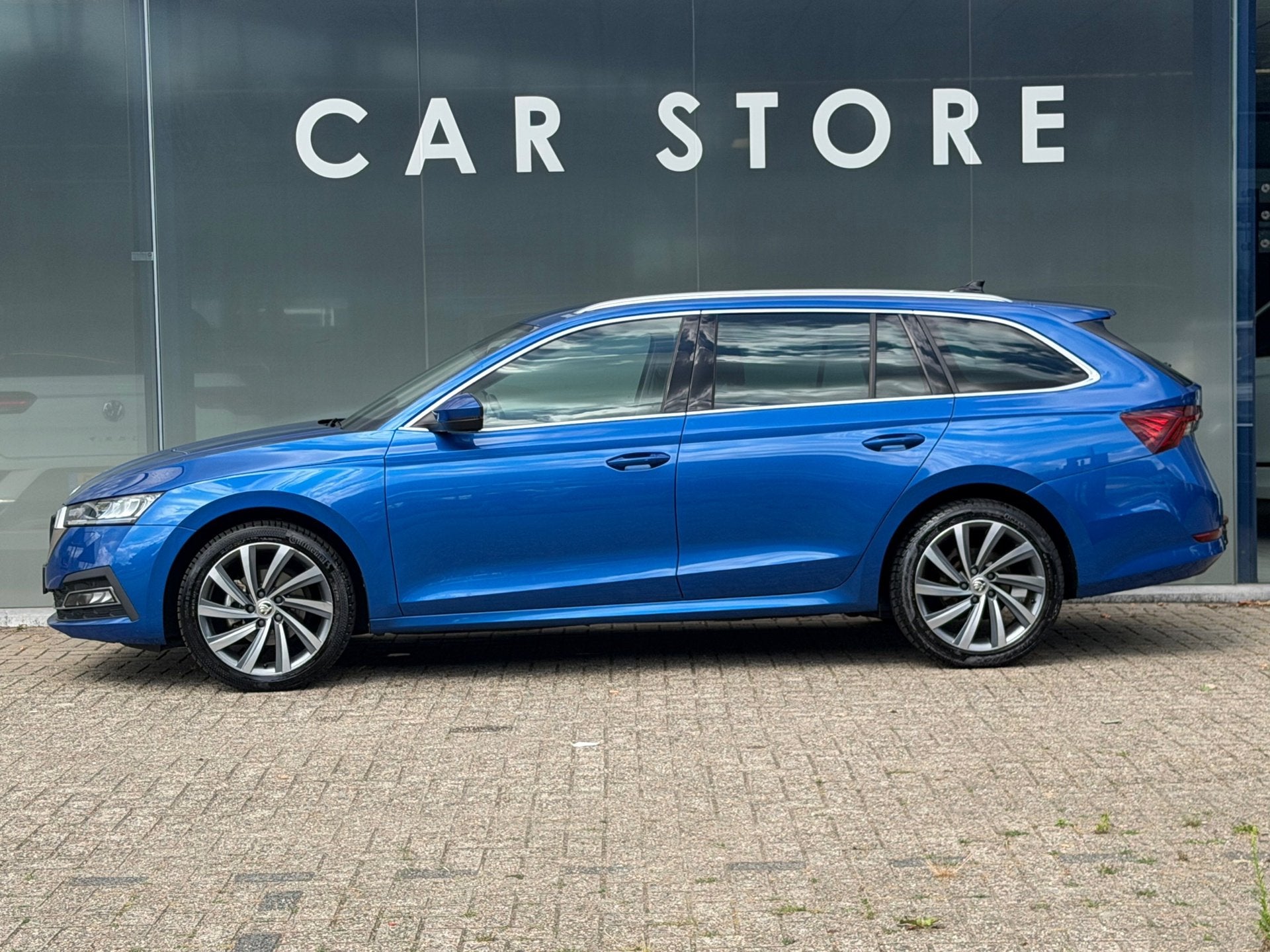 Skoda Octavia Combi 1.0 e-TSI Business Edition Plus TREKHAAK, Auto's, Skoda, Stof, Gebruikt, Blauw, 23 km/l