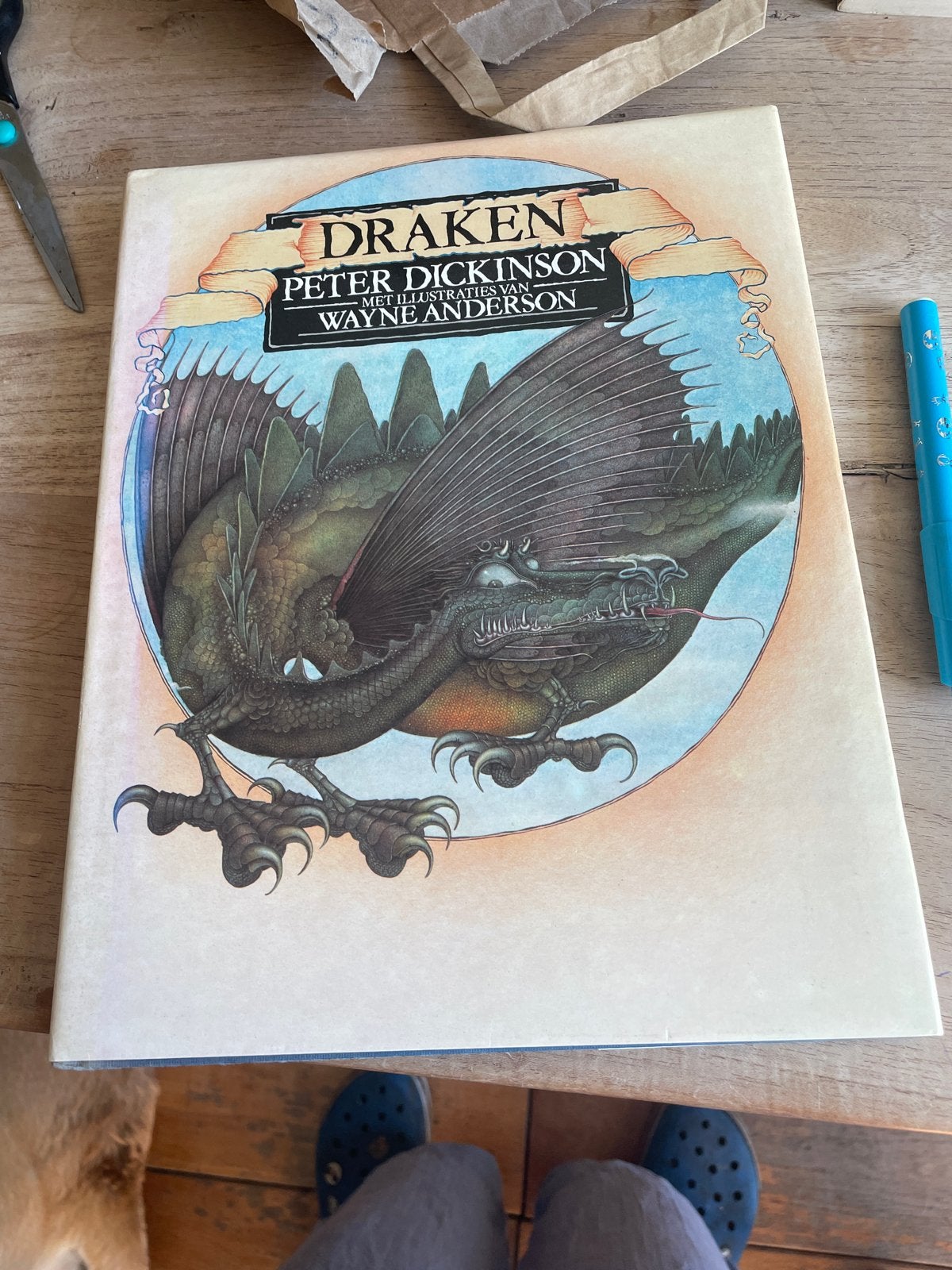 Draken - Peter Dickinson & Wayne Anderson (geïllustreerd), Ophalen of Verzenden, Zo goed als nieuw