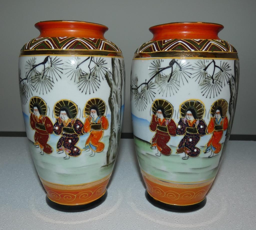 2x porcelein Satsuma Japanse vaasjes [1676], Ophalen