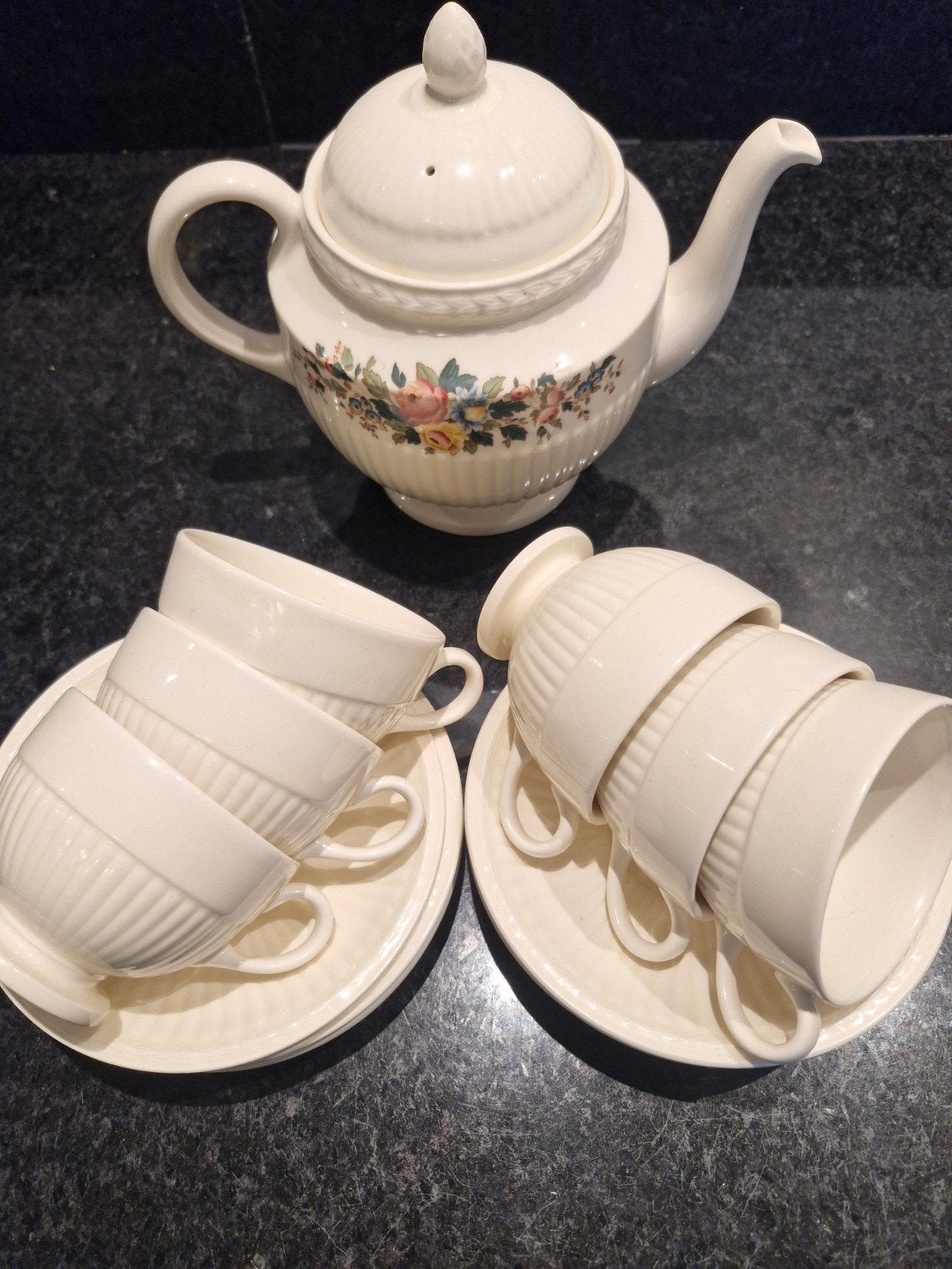 Wedgwood theeservies - theepot, 6 kopje, 8 bekers en gebaksc, Huis en Inrichting, Keuken | Servies, Ophalen, Zo goed als nieuw