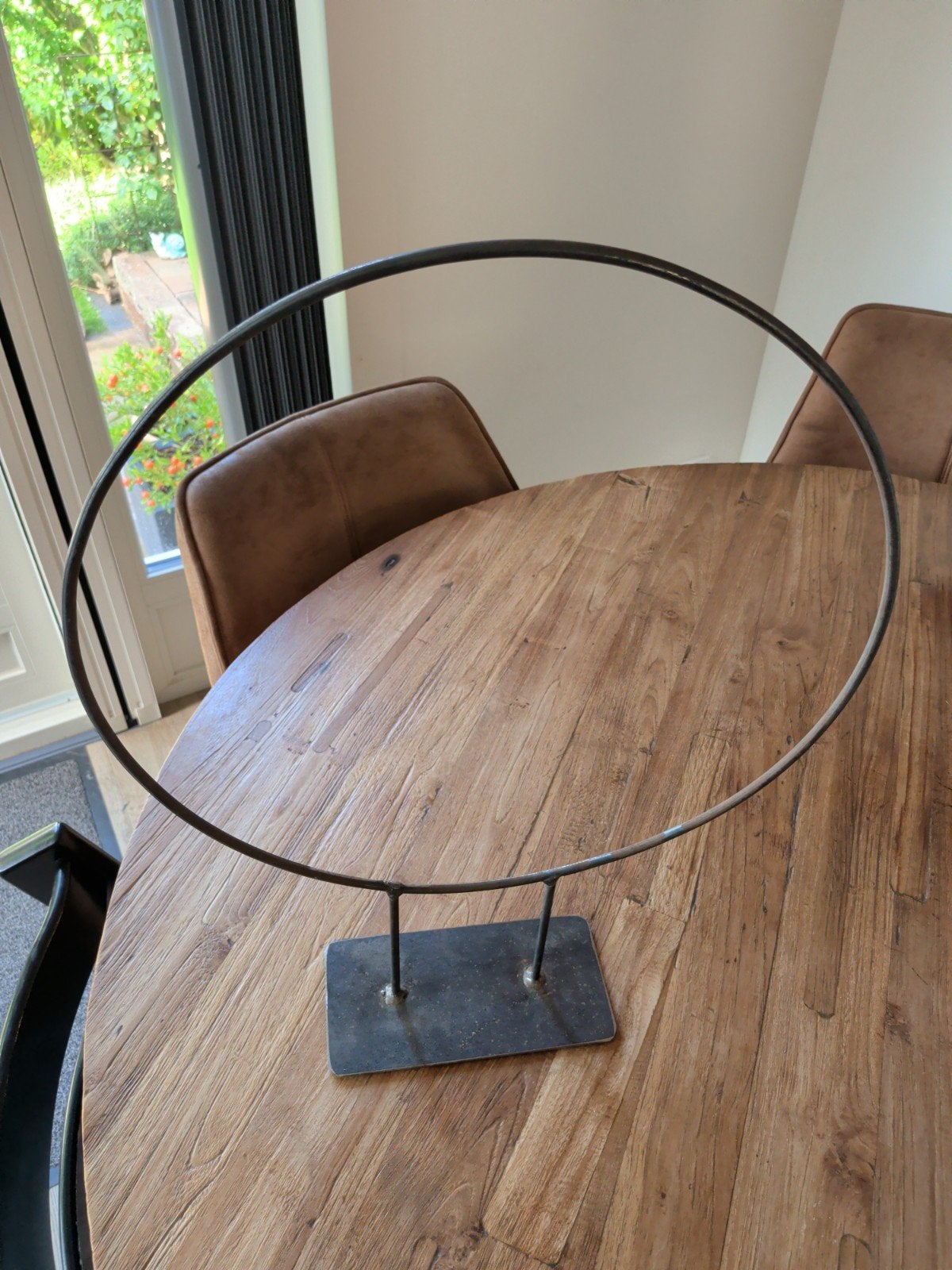 Decoratieve metalen ring op voet - Modern design, Huis en Inrichting, Ophalen of Verzenden, Gebruikt, Zwart, Metaal