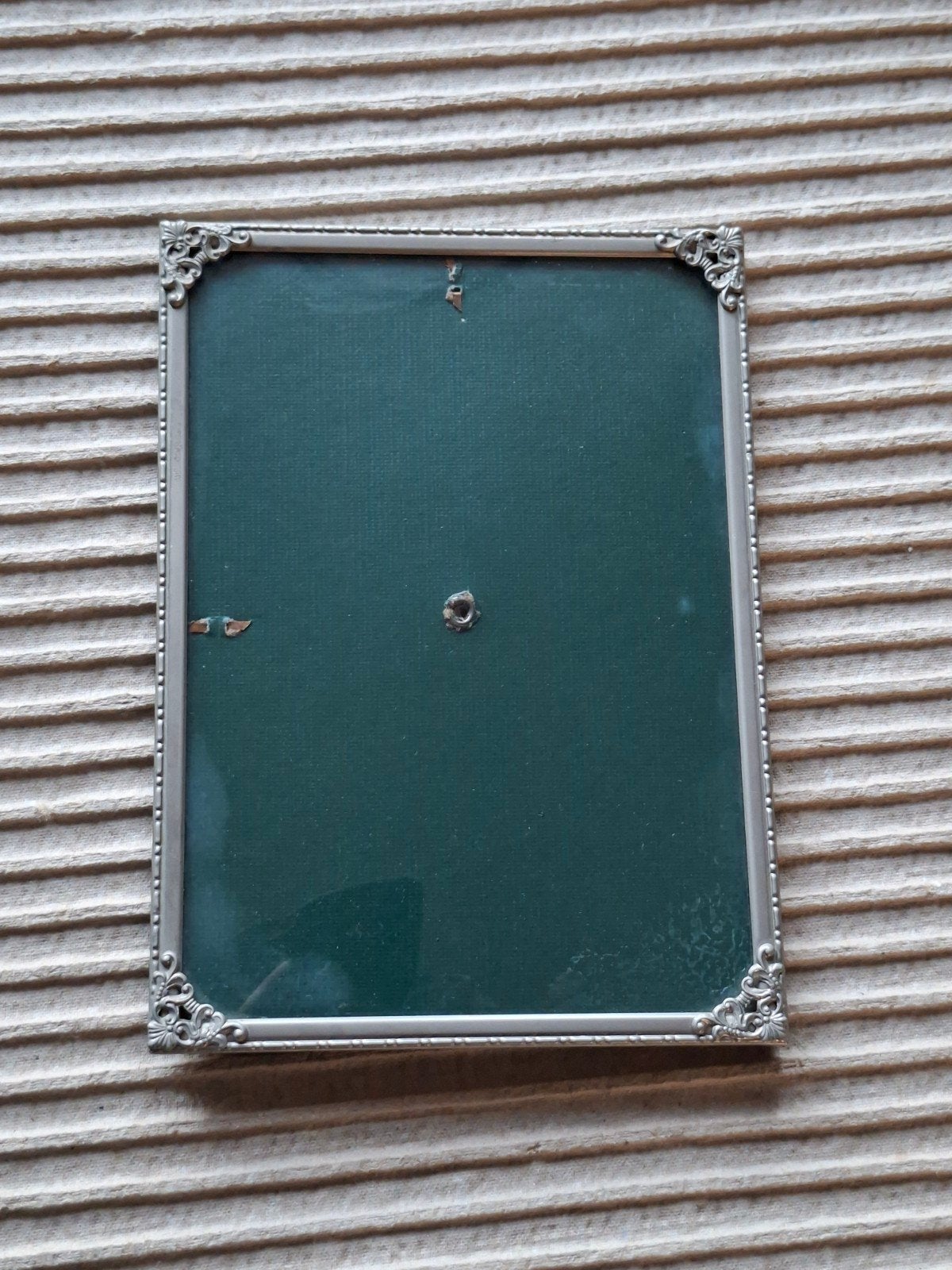 Vintage fotolijst met bol glas en sierrand, Gebruikt, Ophalen of Verzenden, Fotolijst, Metaal