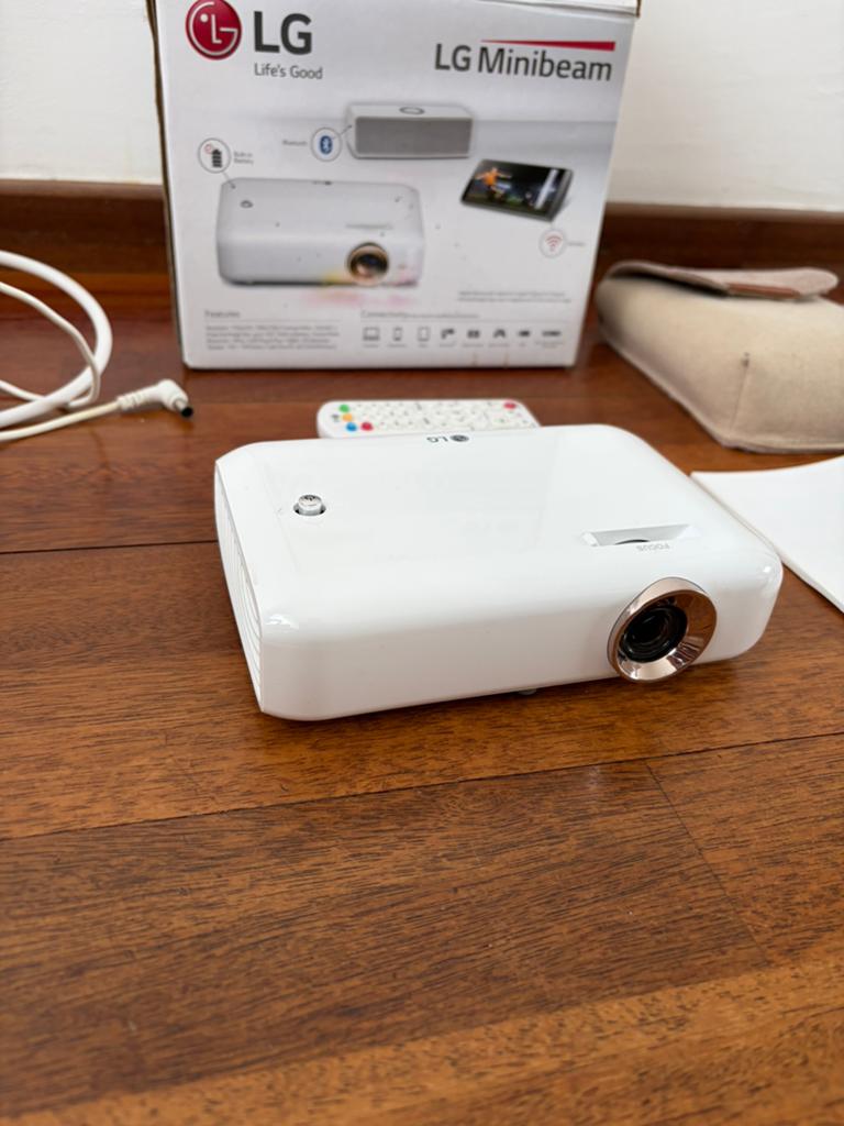 LG PH550G Mini Beamer / Projector – draagbaar met batterij, Audio, Tv en Foto, Beamers, Ophalen of Verzenden, Gebruikt