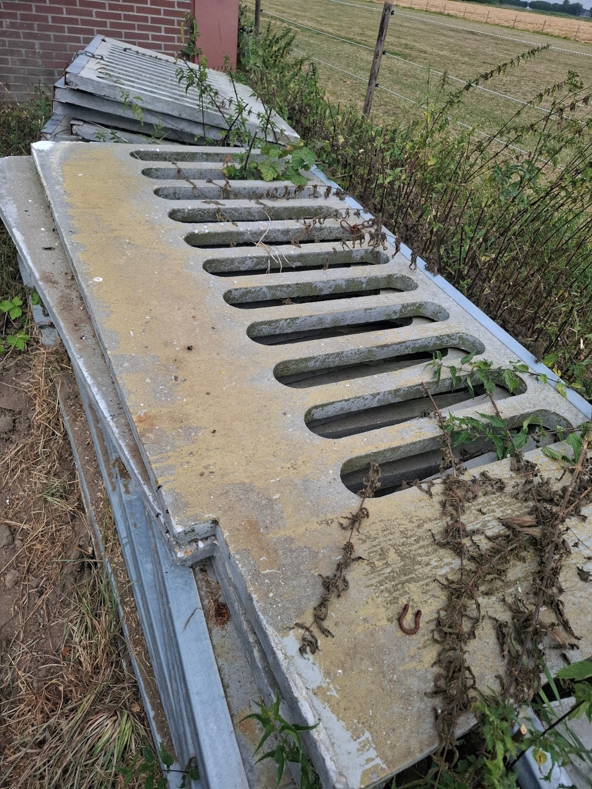 Gratis betonplaten, voorheen tussenschotten varkenshokken, Ophalen, Gebruikt