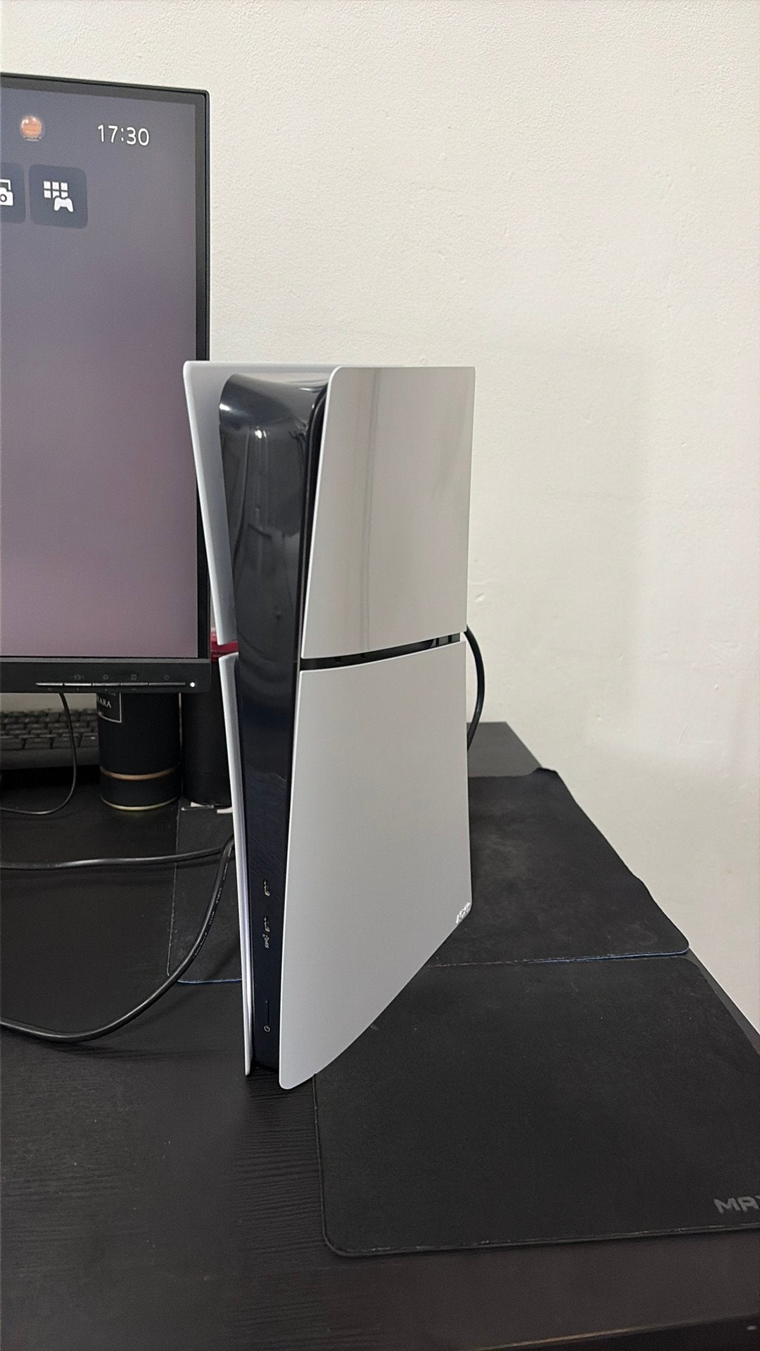 Foto 4 van Playstation 5 slim digitaal 1TB met 2 controllers