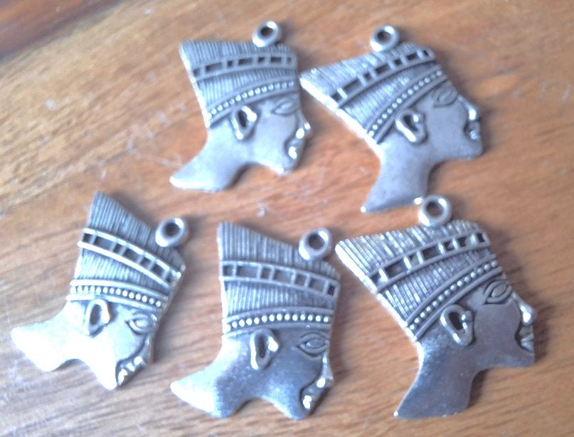 5 stuks zilverkleur bedels Egyptische Nefertiti. 25,6x25 mm-, Ophalen of Verzenden, Nieuw, Bedel