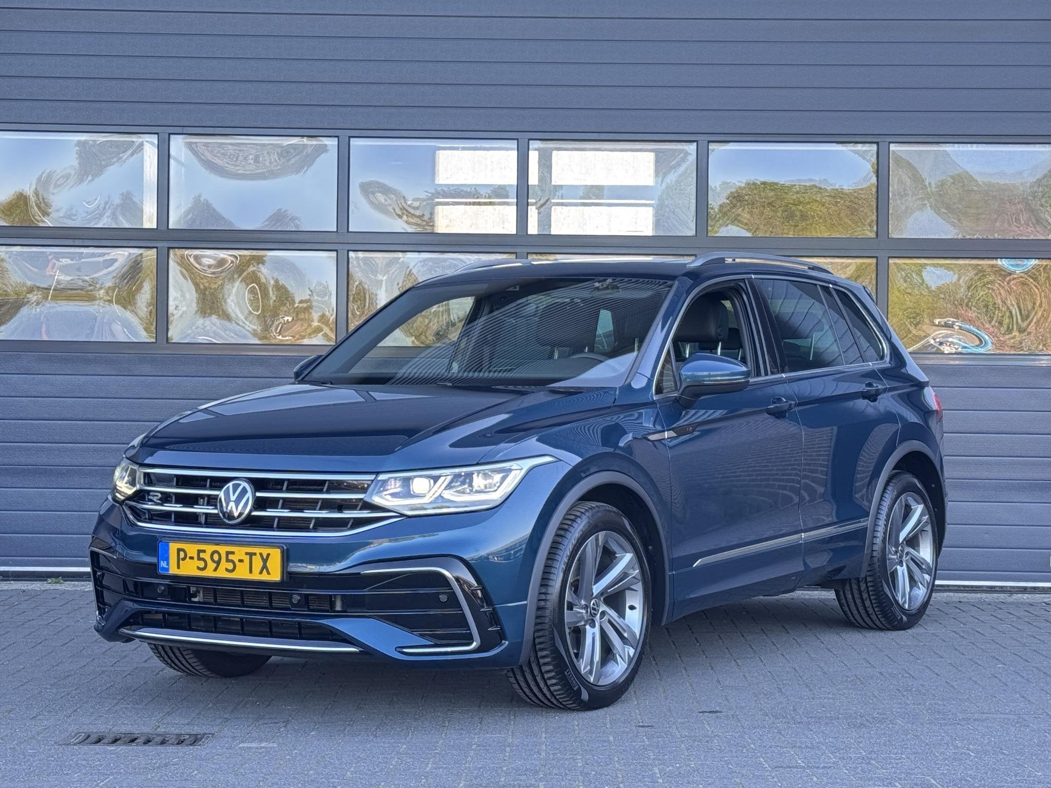 VOLKSWAGEN TIGUAN 1.5 TSI R-LINE BUSINESS+ I AUTOMAAT I TREK, Stof, 4 cilinders, Blauw, Origineel Nederlands