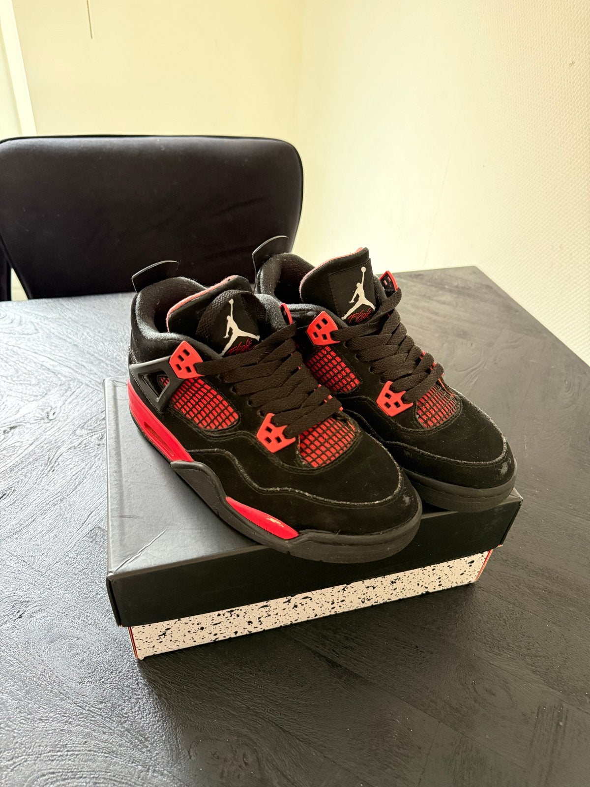Nike Air Jordan 4 Retro (GS) - Zwart/Rood, Kleding | Dames, Schoenen, Ophalen of Verzenden, Gedragen, Zwart, Sneakers of Gympen