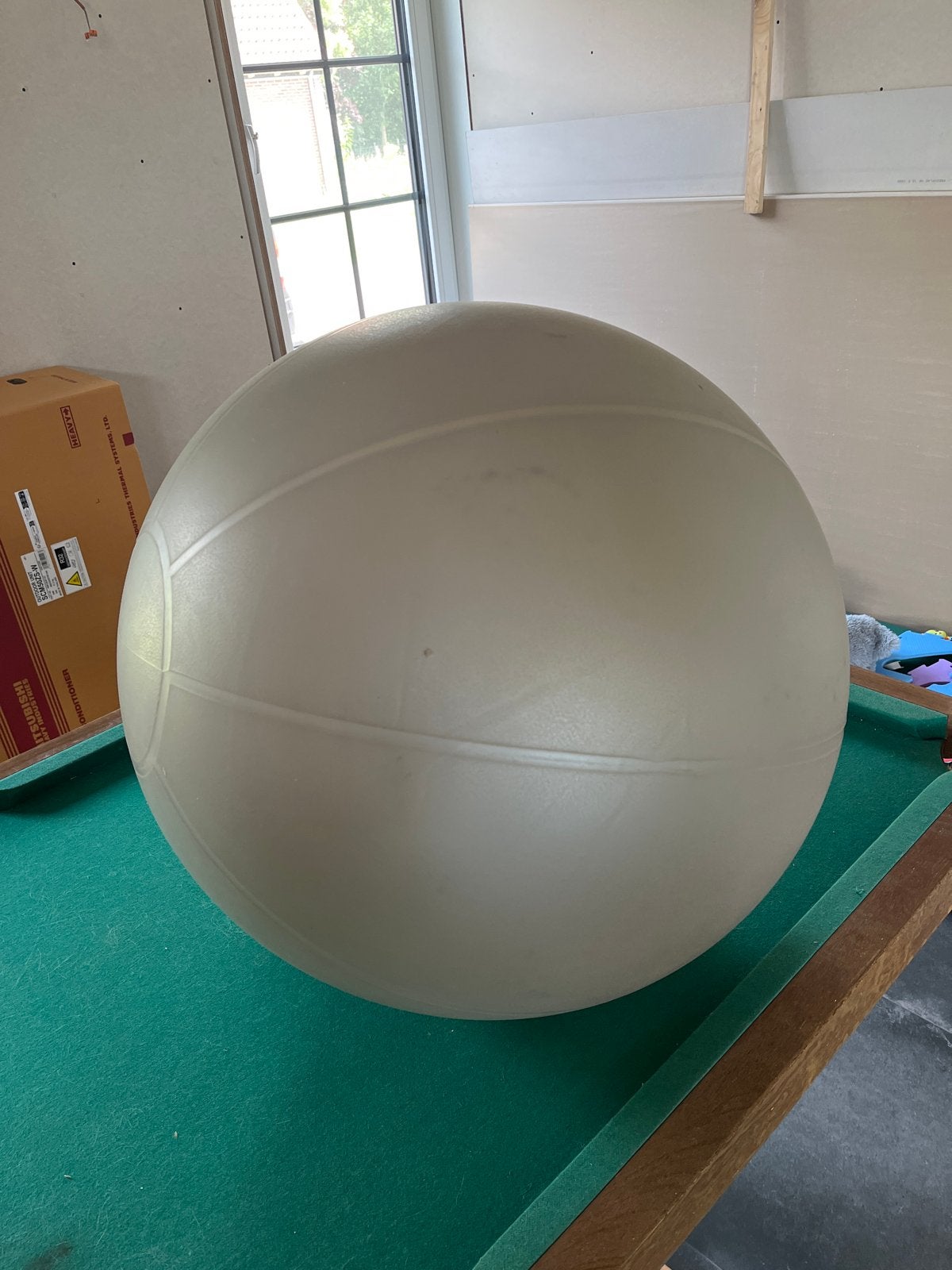 Grijze zwangerschapsbal / fitnessbal, Ophalen, Gebruikt, Fitnessbal