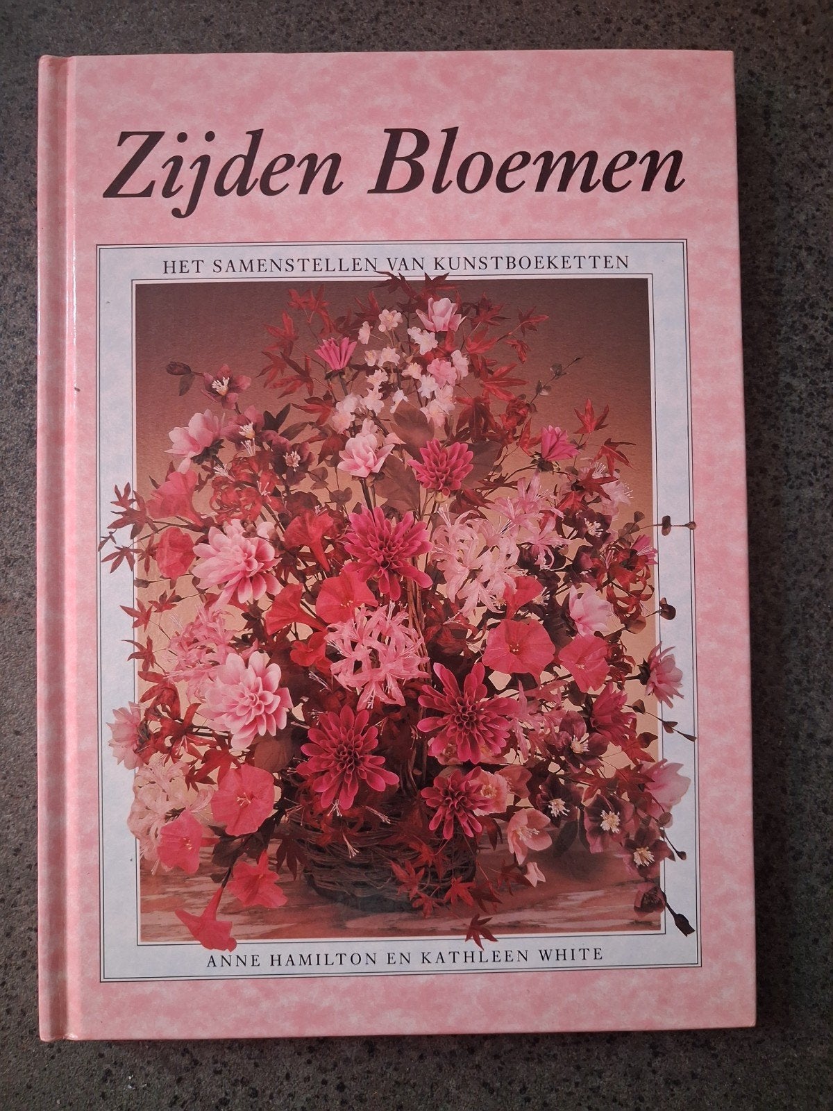 Orlando Hamilton - Zyden bloemen samenstellen kunstboeket, Orlando Hamilton, Ophalen of Verzenden, Zo goed als nieuw, Scrapbooking en Knutselen
