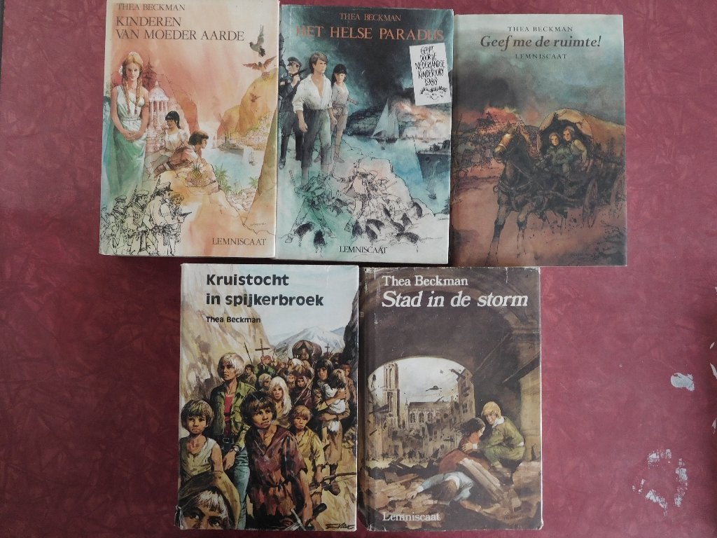 5x Thea Beckman Kinderen van moeder aarde Het helse paradijs, Boeken, Ophalen of Verzenden, Gelezen