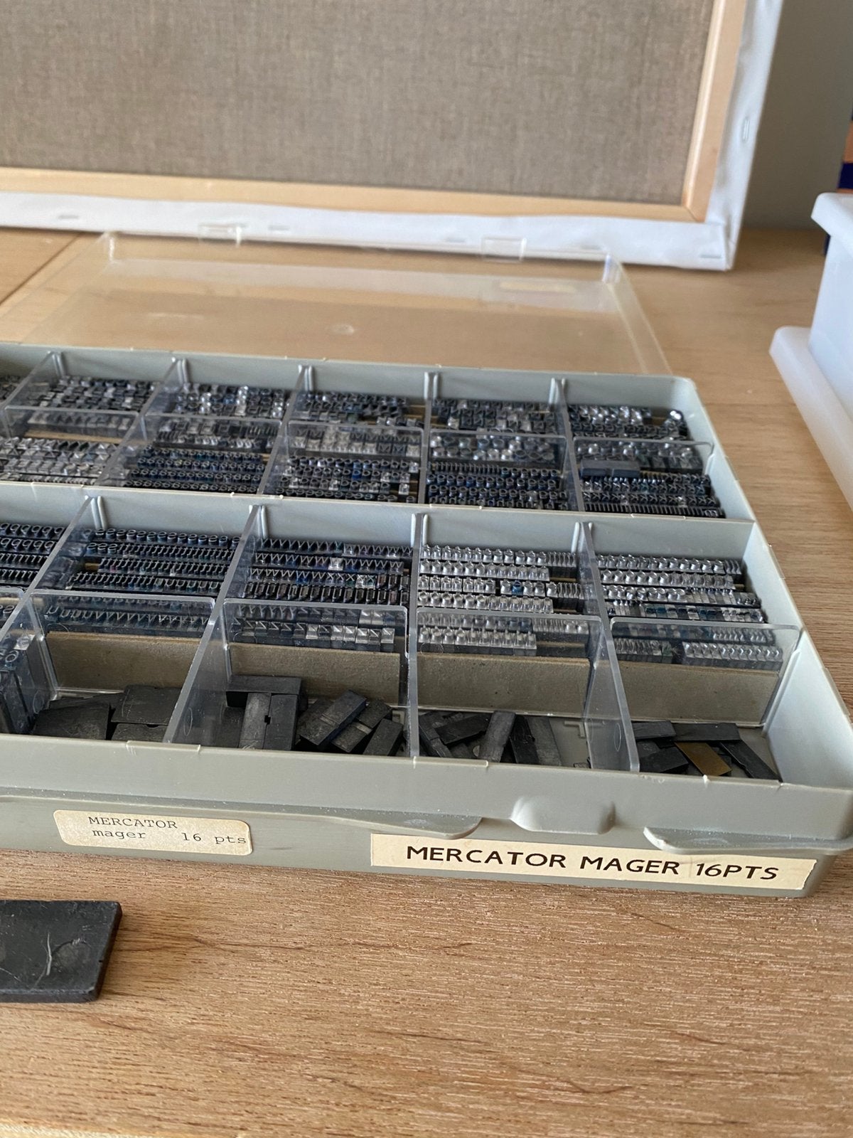 Mercator 16pt loden letters, Ophalen
