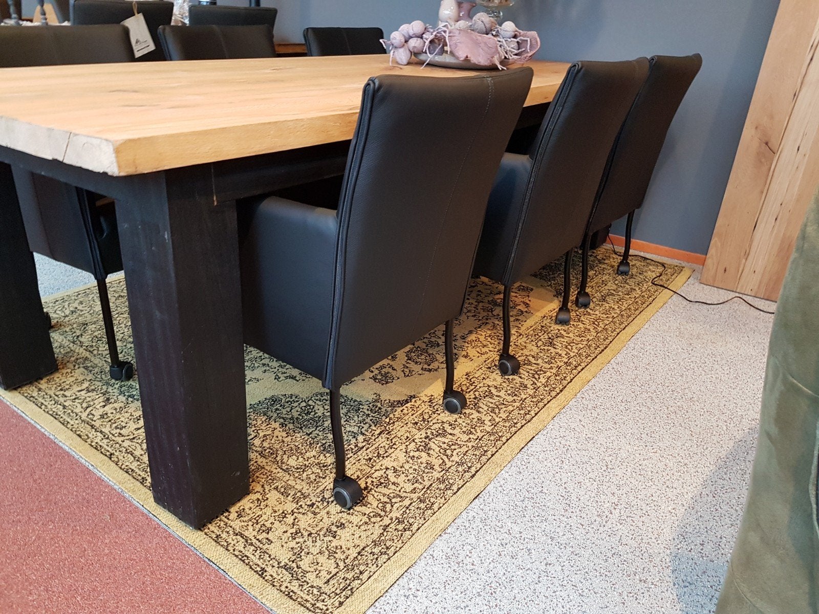 Nw 6 design eetkamerstoelen zwart leer zwarte poten wielen
V, Huis en Inrichting, Zwart, Leolux rolf benz bert plantagie montis stijl
