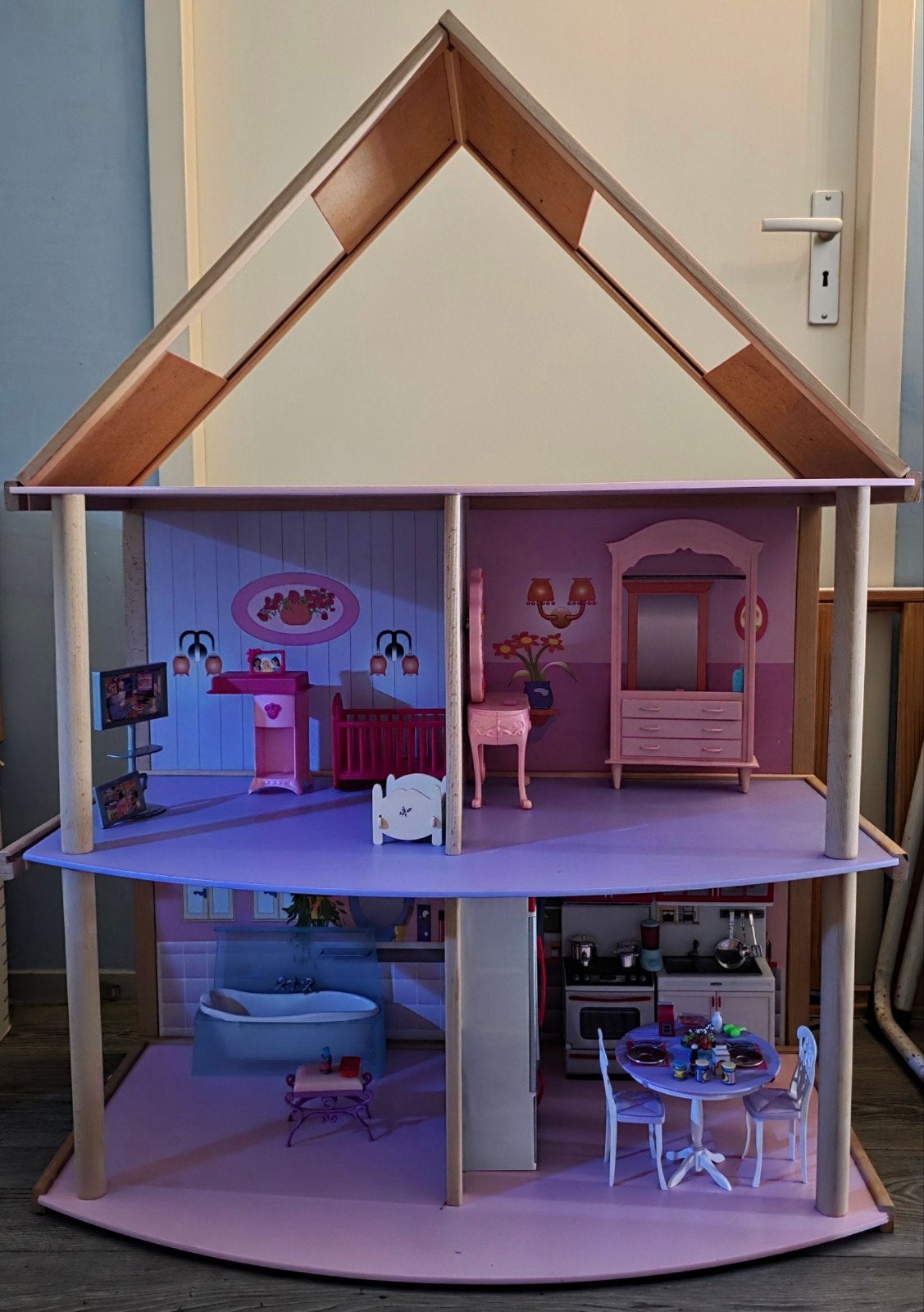 Prachtig houten Barbie poppenhuis met meubels, Ophalen, Zo goed als nieuw, Poppenhuis