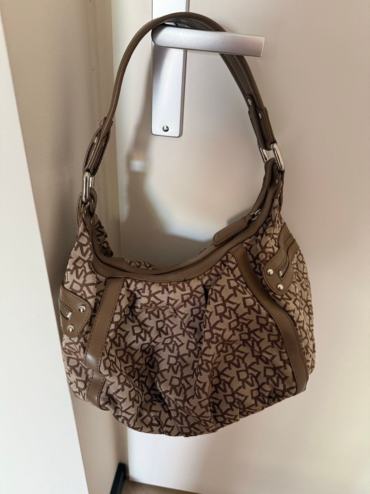 DKNY Buideltas Schoudertas - 30x20 cm, Ophalen of Verzenden, Gebruikt, Bruin, Overige merken