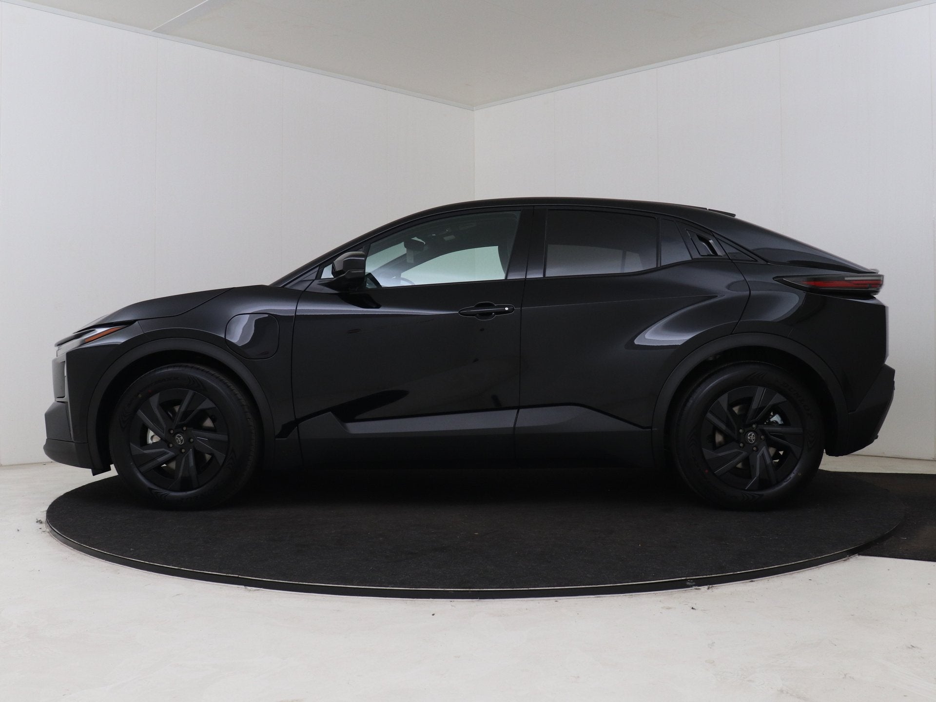 Toyota C-HR+ First Edition 77 kWh (bj 2026, automaat), Auto's, Toyota, 12 maanden, Leder en Stof, Zwart, Origineel Nederlands