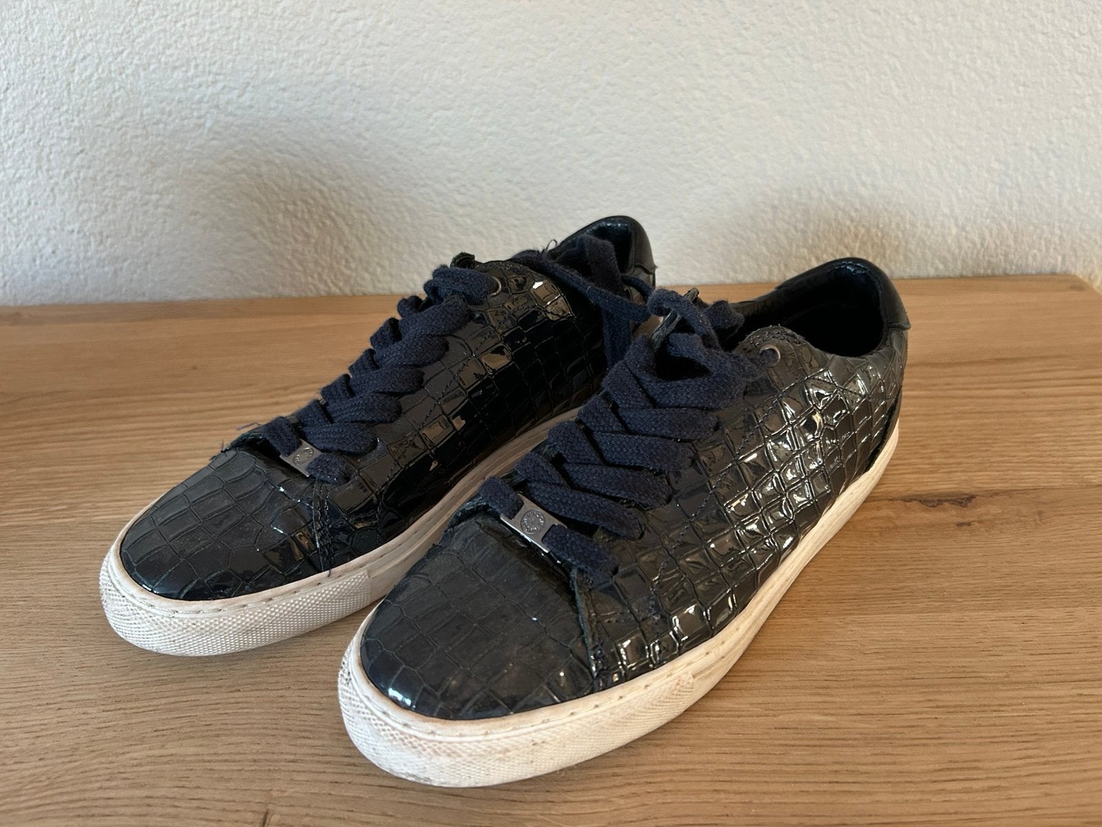 Donkerblauwe lak sneakers van Hinson - maat 38, Kleding | Dames, Schoenen, Blauw, Ophalen of Verzenden, Sneakers of Gympen, Gedragen