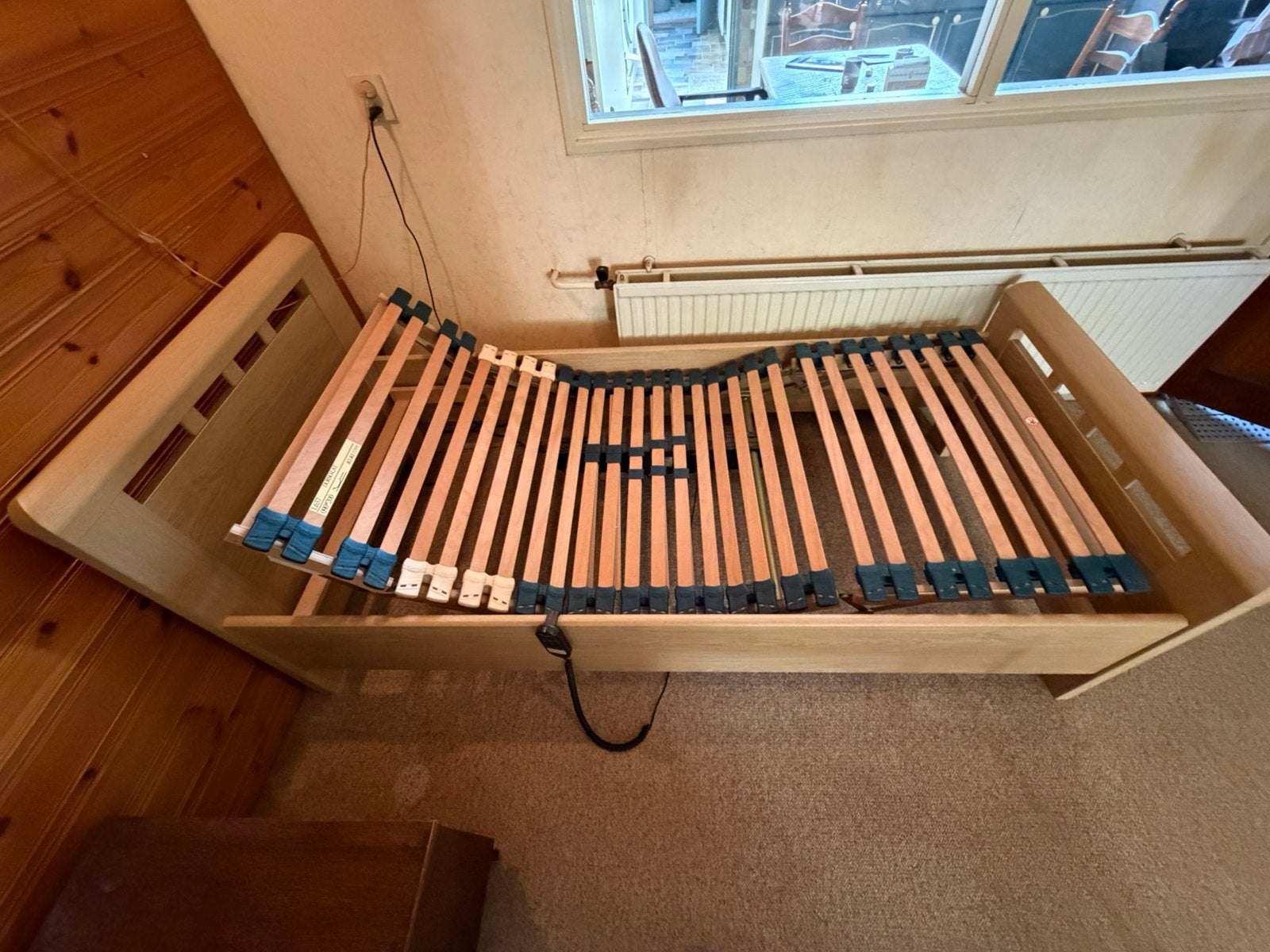 Seniorenbed met elektrisch verstelbare lattenbodem, Huis en Inrichting, Slaapkamer | Bedden, Ophalen, 90 cm, 200 cm, Hout