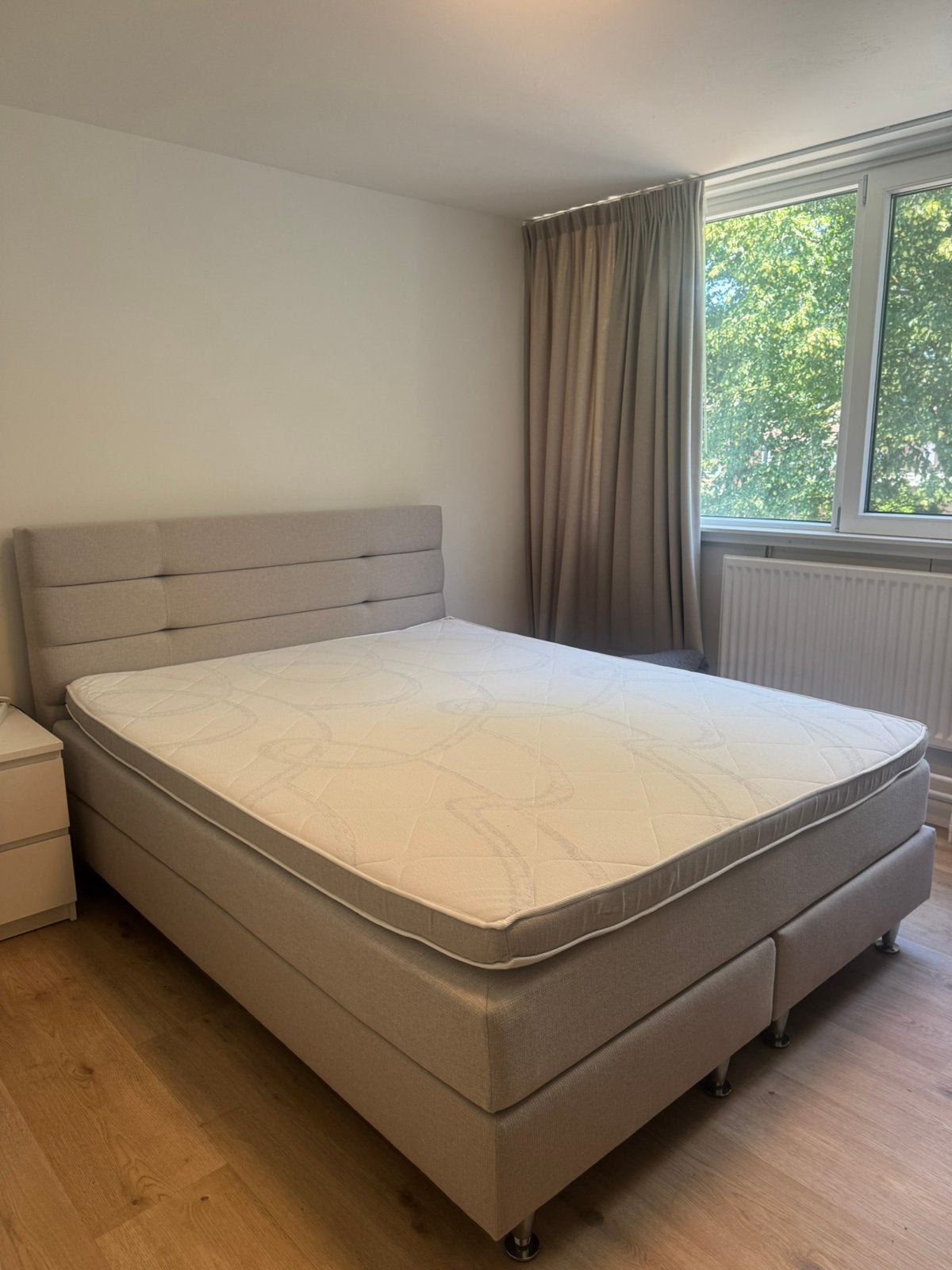 Boxspring 160cm met stoffen hoofdbord, Ophalen, Gebruikt, Grijs, Tweepersoons