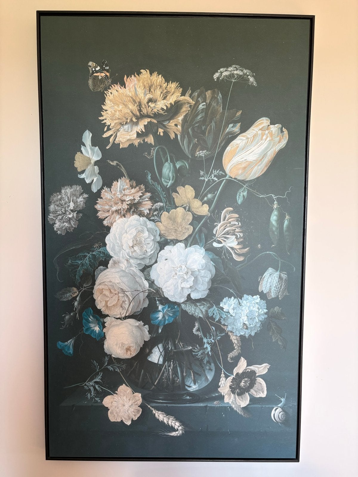Schilderij: Klassiek Bloemenstilleven met Vlinder en Slak, Bloemen, Doek, Ophalen of Verzenden, Olieverf