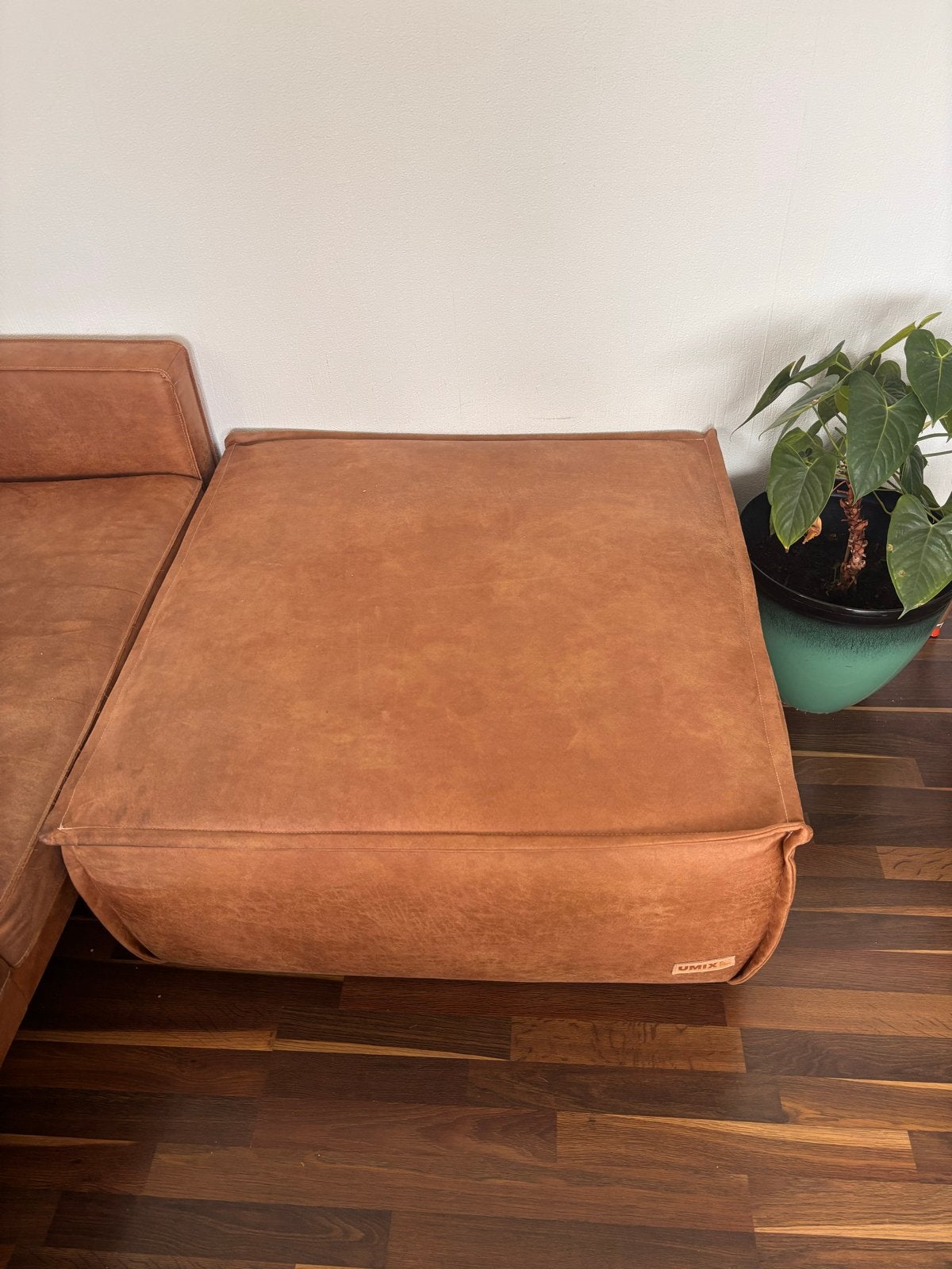Cognac bruine suède hocker / poef - Zo goed als nieuw, Huis en Inrichting, Ophalen, Vierkant, Zo goed als nieuw, 75 tot 100 cm