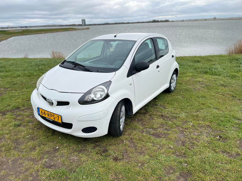 Toyota Aygo 1.0 5DRS 2011 Wit. Elec. ramen Airco, Auto's, Voorwielaandrijving, 4 stoelen, Origineel Nederlands, Handgeschakeld