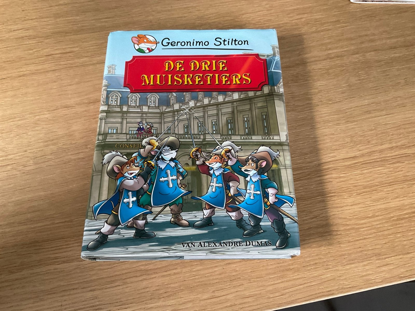 Geronimo Stilton - De drie muisketiers, Boeken, Fictie algemeen, Geronimo Stilton, Ophalen of Verzenden, Zo goed als nieuw