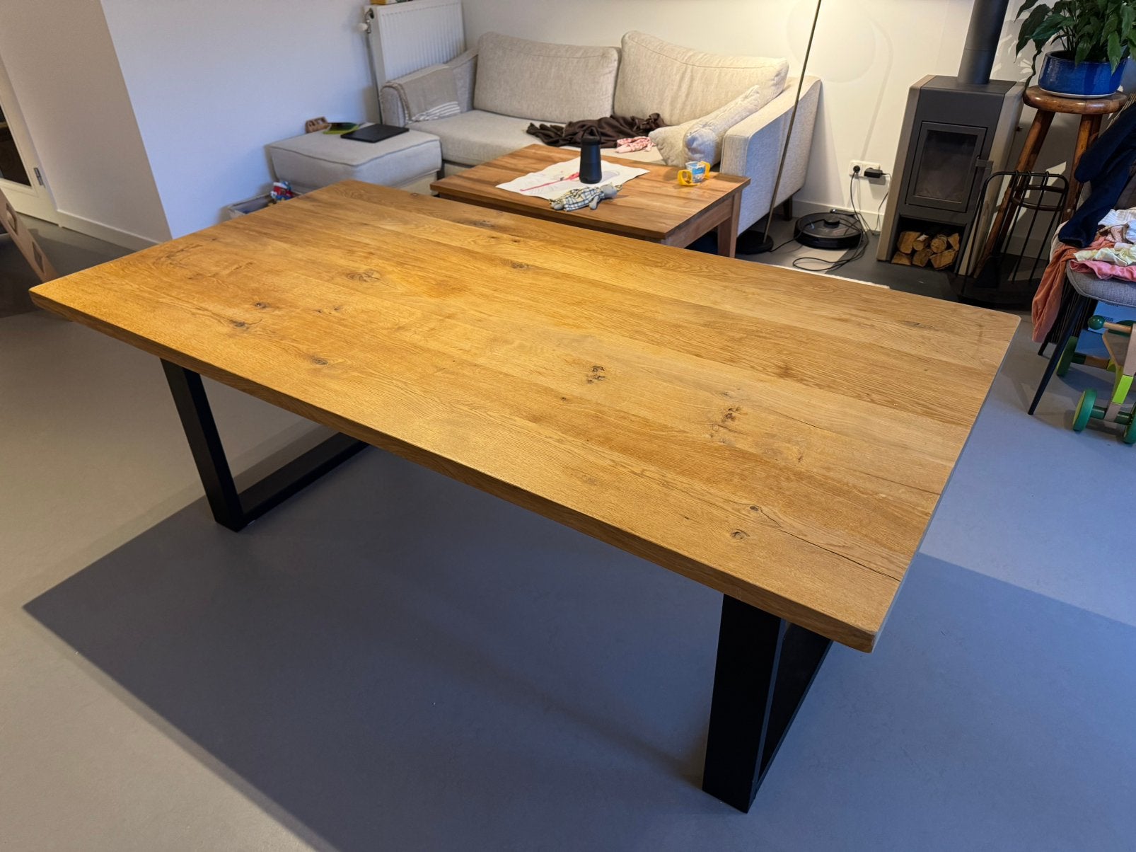 Massieve houten eettafel met zwart metalen poten, Ophalen, 100 tot 150 cm, 200 cm of meer, Zo goed als nieuw