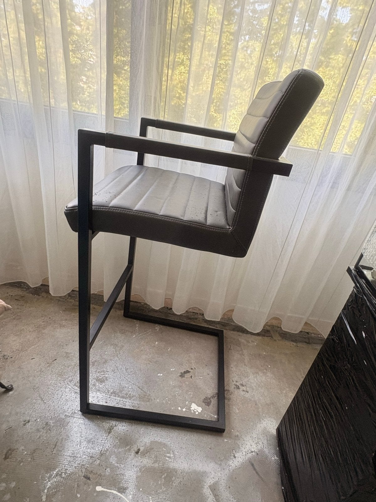 Moderne barkruk met armleuningen en rugleuning, Ophalen, Met voetsteun, Zo goed als nieuw, 90 cm of meer
