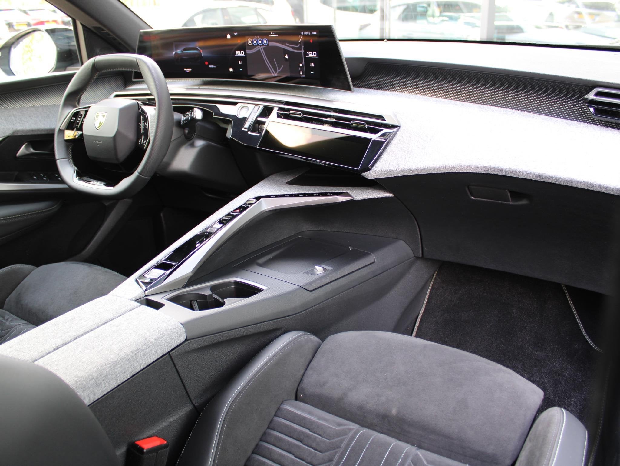 Peugeot 5008 1.2 Hybrid 136 GT 7p Automaat | Navi / Camera /, Auto's, Peugeot, Gebruikt, 1199 cc, 7 stoelen, Origineel Nederlands