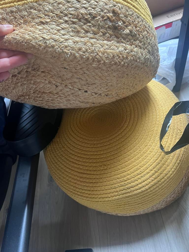 Oker rotan poefs, Ophalen of Verzenden, Zo goed als nieuw, Rond, Minder dan 50 cm