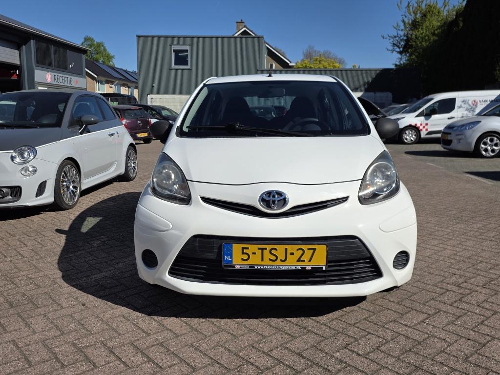 Toyota Aygo 1.0 VVT-i Now airco. (bj 2014), Auto's, Euro 5, Gebruikt, 4 stoelen, Origineel Nederlands