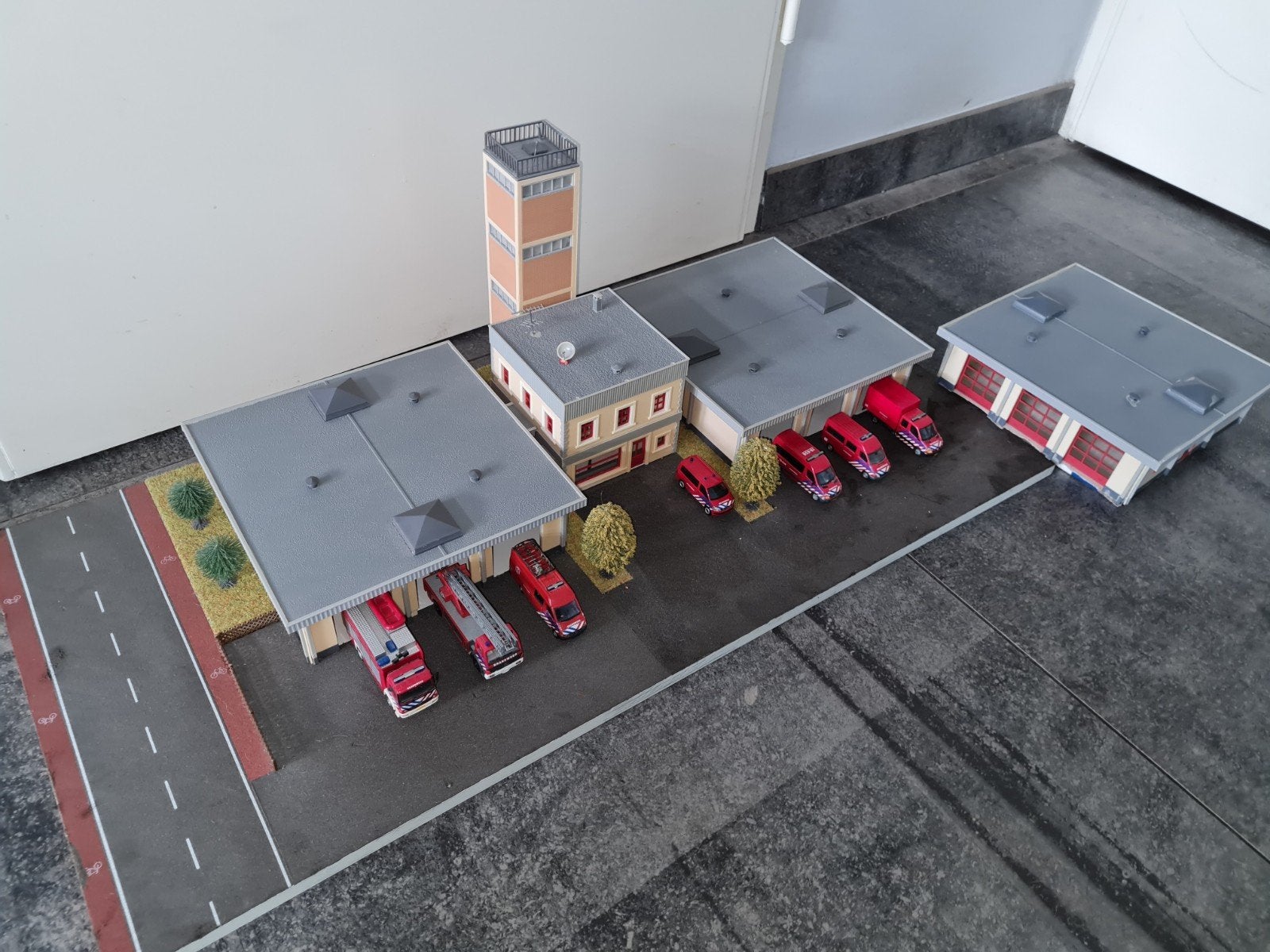Gedetailleerd Brandweerkazerne Diorama met 7 Voertuigen, Ophalen of Verzenden, Zo goed als nieuw, Brug, Tunnel of Gebouw, Overige merken